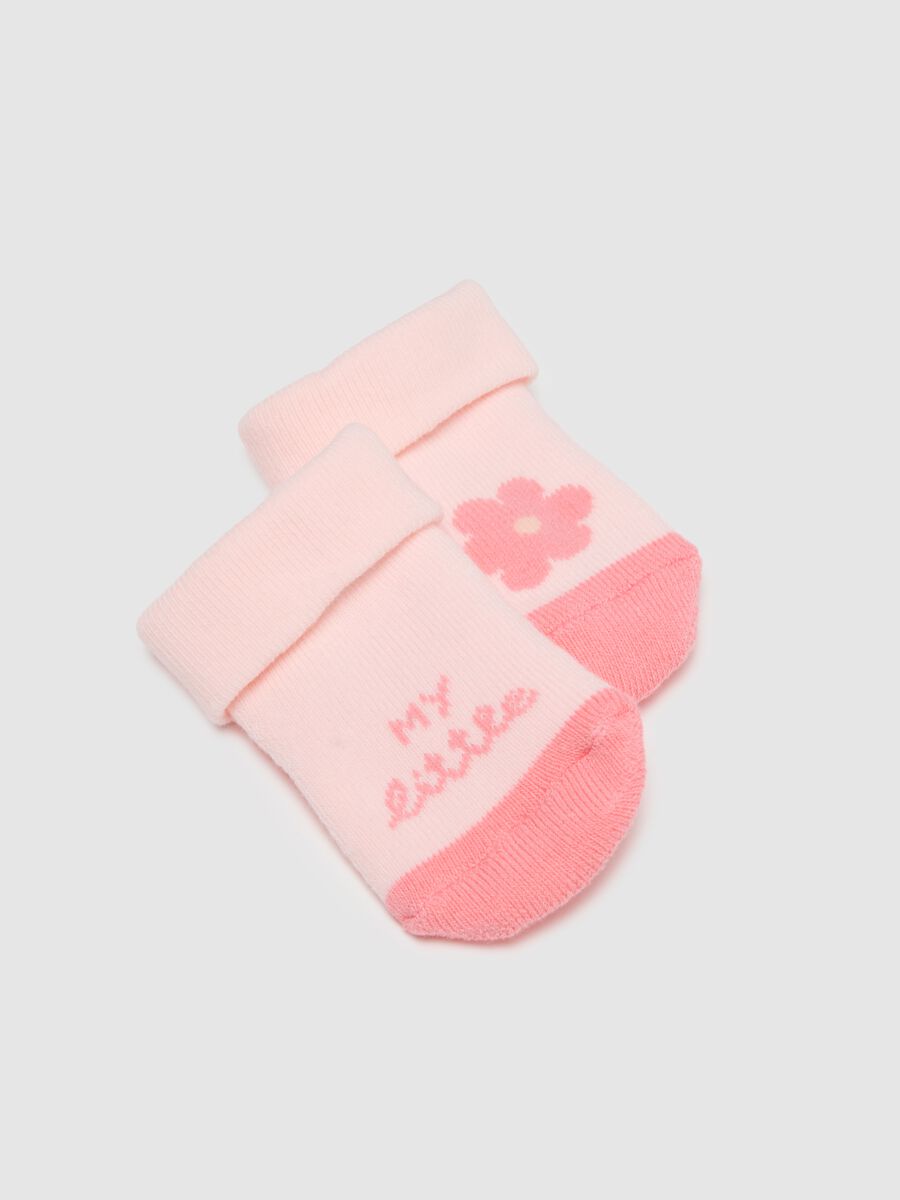 Scarpine comode in cotone elasticizzato rosa da neonata con decori_2
