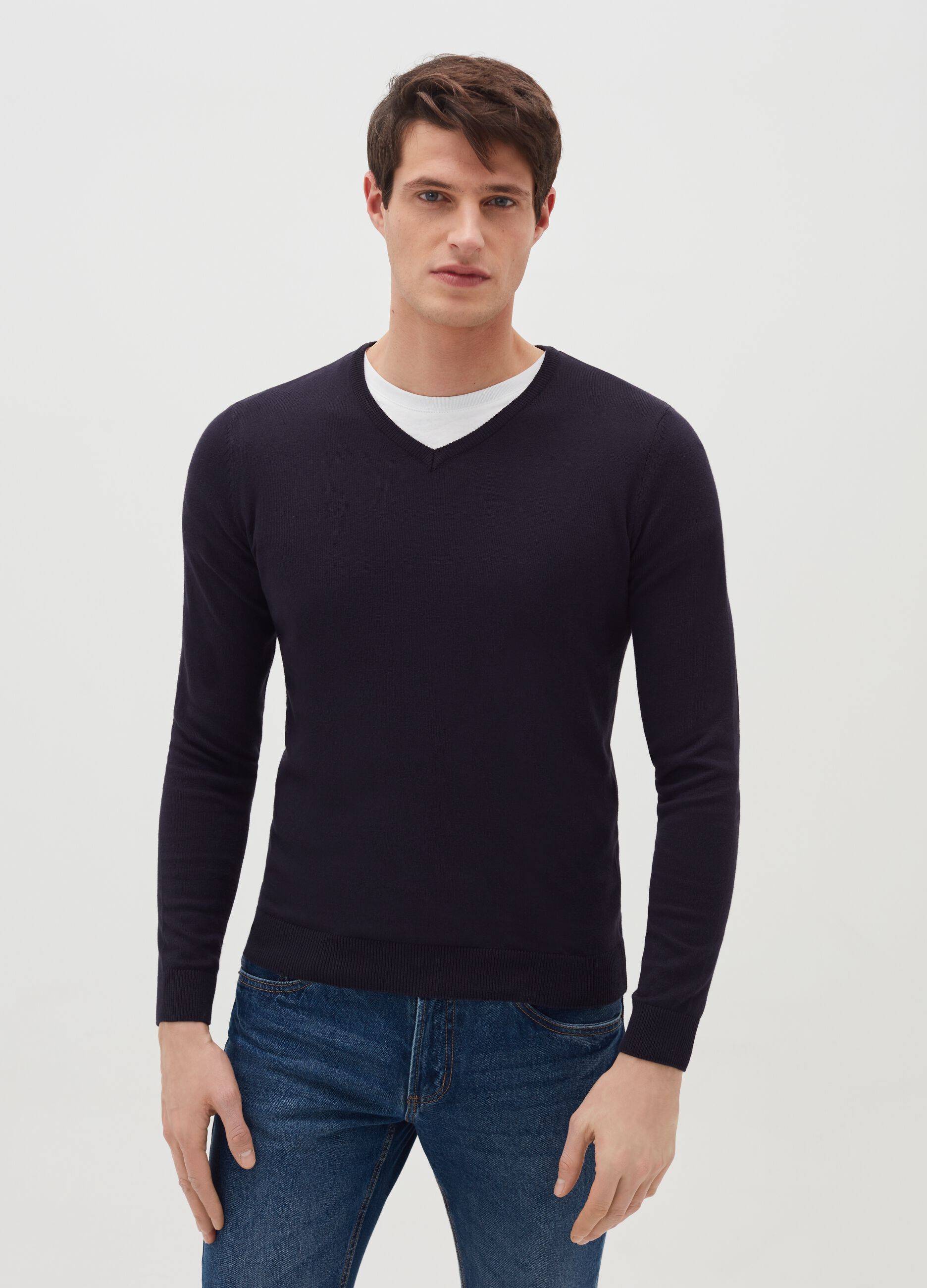 Cotton blend pullover with V neck