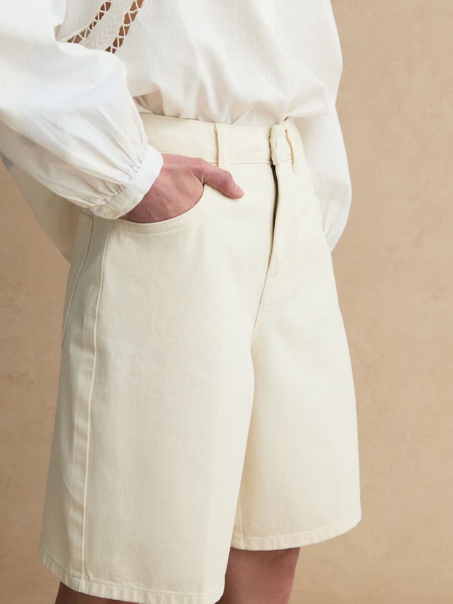 White cotton denim wide leg shorts_3