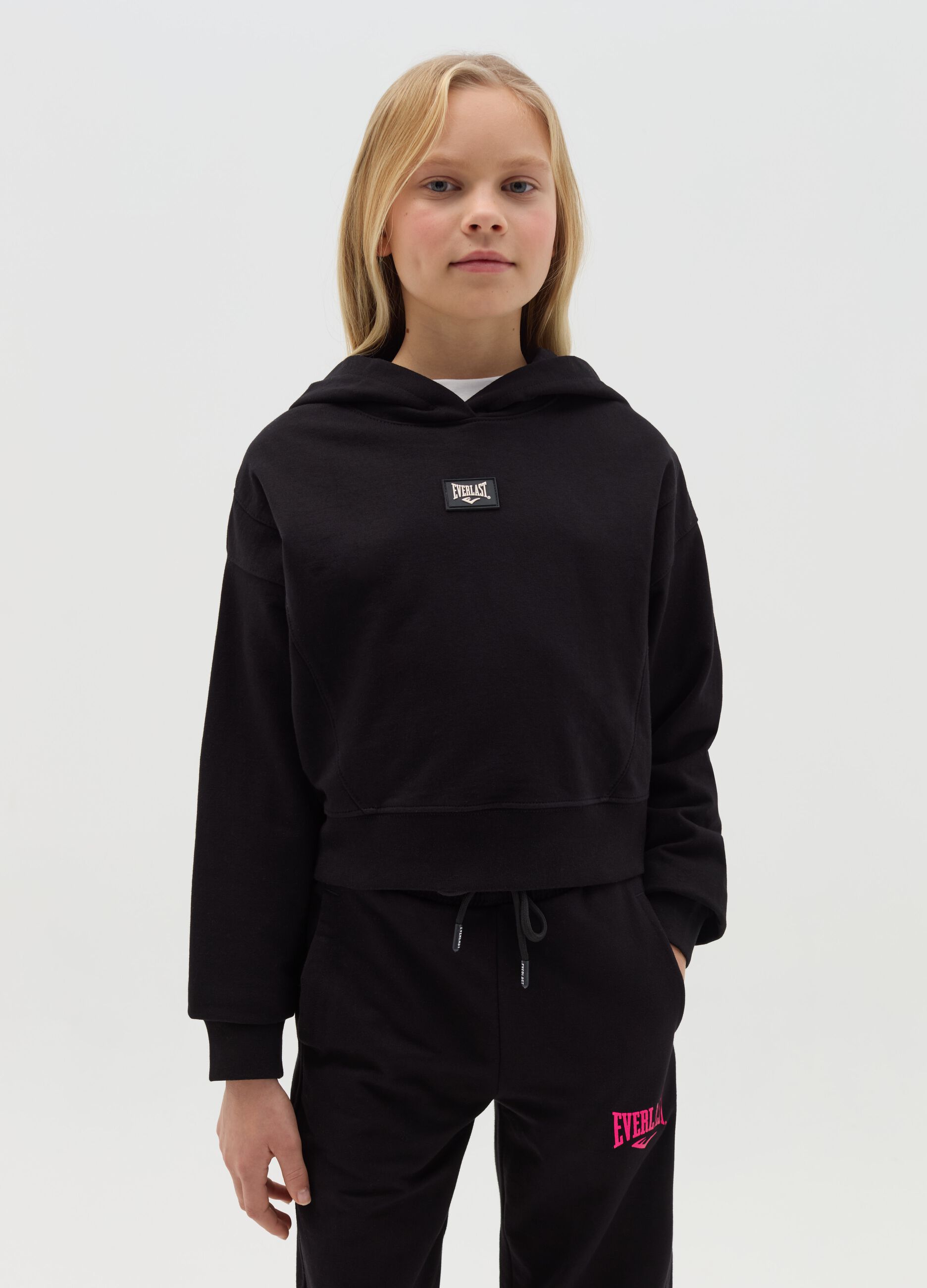 Cropped sweatshirt with hood and logo patch