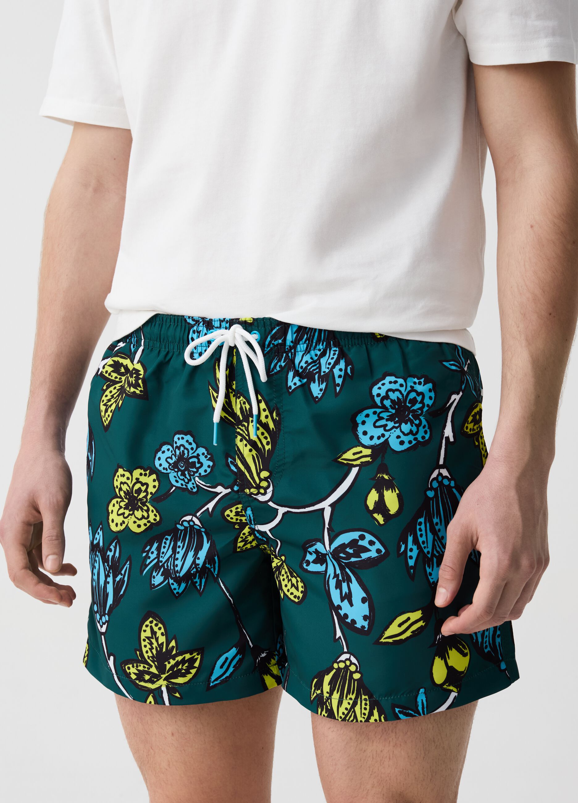 Swimming trunks with flowers print