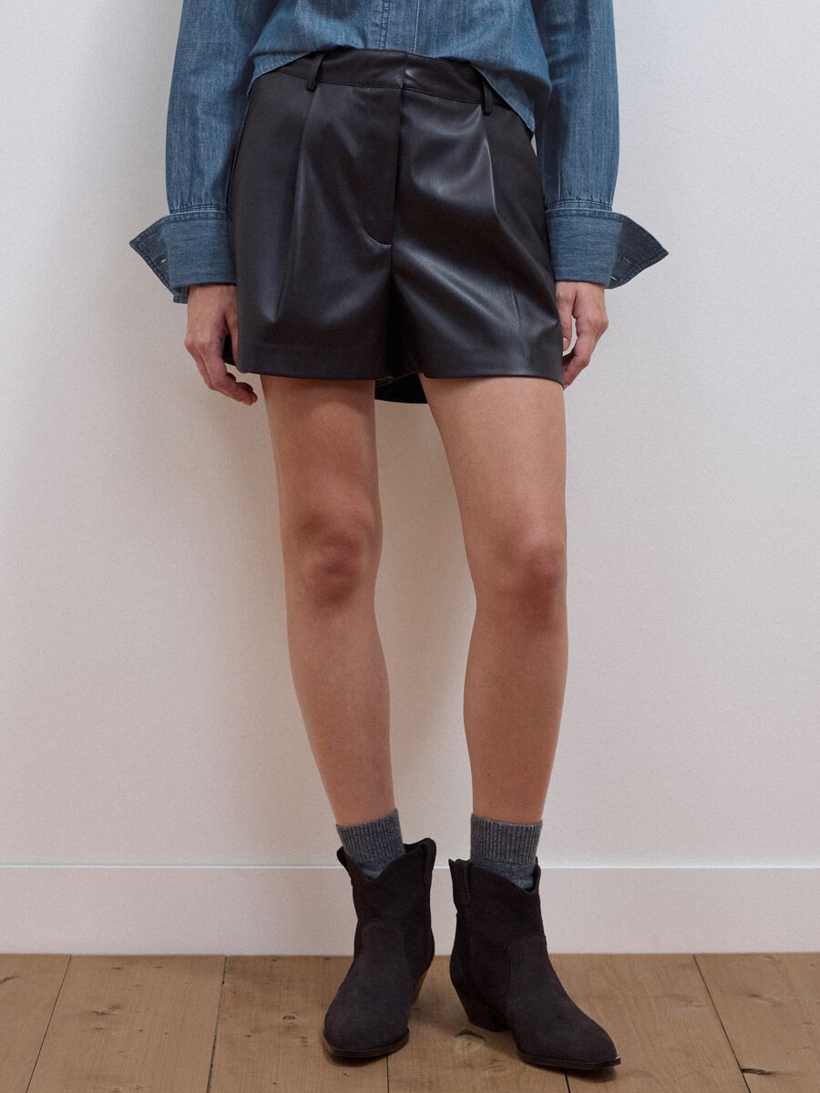 Shorts marroni regular fit con vita elasticizzata_1