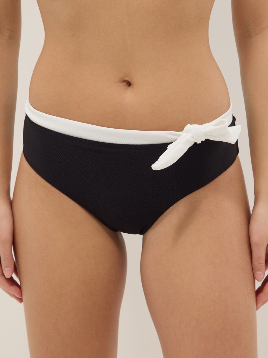 Schwarze Stretch-Bikinihose mit wei&szlig;er Schleife_1