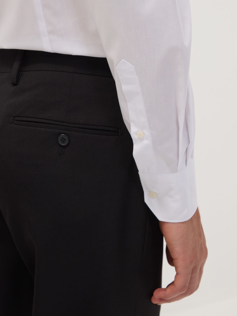 &Lambda;&epsilon;&upsilon;&kappa;ό slim fit &epsilon;ύ&kappa;&omicron;&lambda;&omicron; &sigma;&tau;&omicron; &sigma;&iota;&delta;έ&rho;&omega;&mu;&alpha; &pi;&omicron;&upsilon;&kappa;ά&mu;&iota;&sigma;&omicron; &mu;&epsilon; &kappa;&lambda;&alpha;&sigma;&iota;&kappa;ό &gamma;&iota;&alpha;&kappa;ά_2
