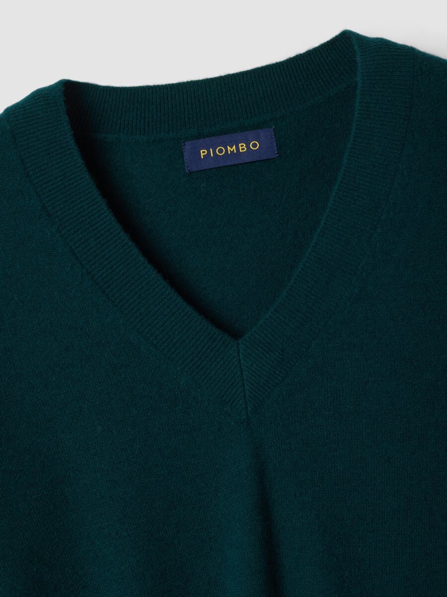 Maglia verde in pura lana con scollo profondo a V_1