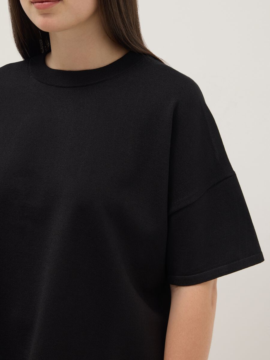 Black oversized crop top with round neckline_3