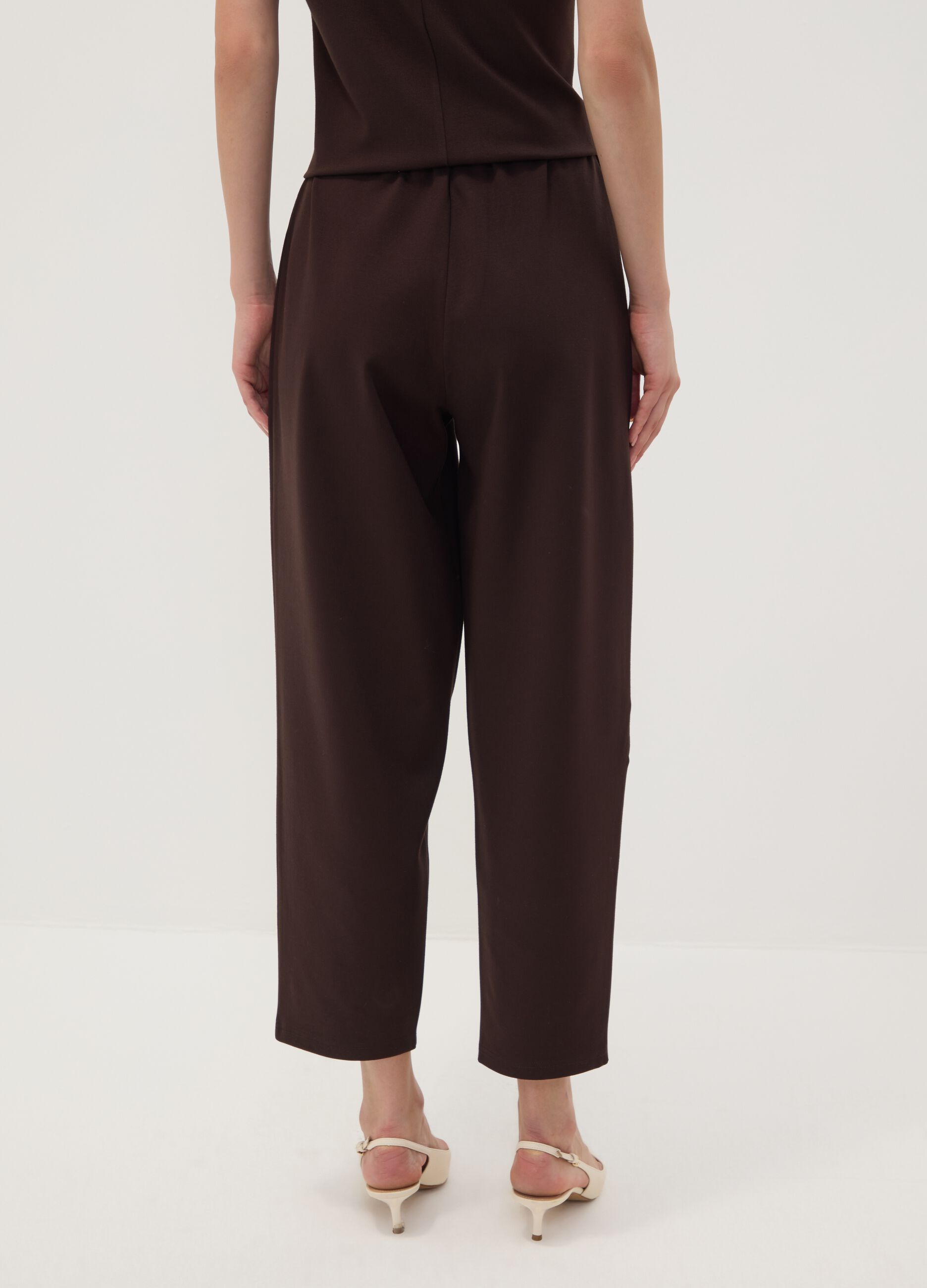 Braune Joggerhose aus elastischem Viskose-Milanojersey im Barrel Fit