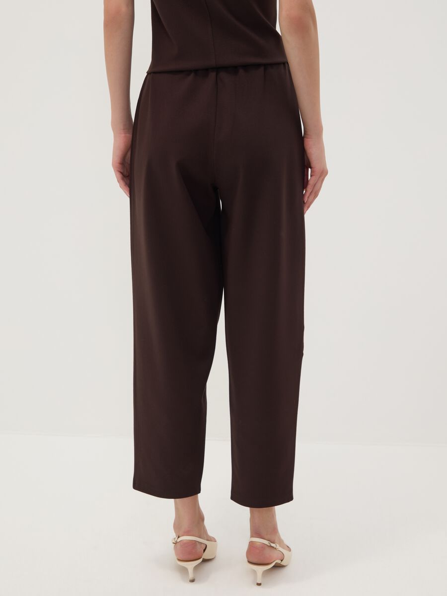 Braune Joggerhose aus elastischem Viskose-Milanojersey im Barrel Fit_2