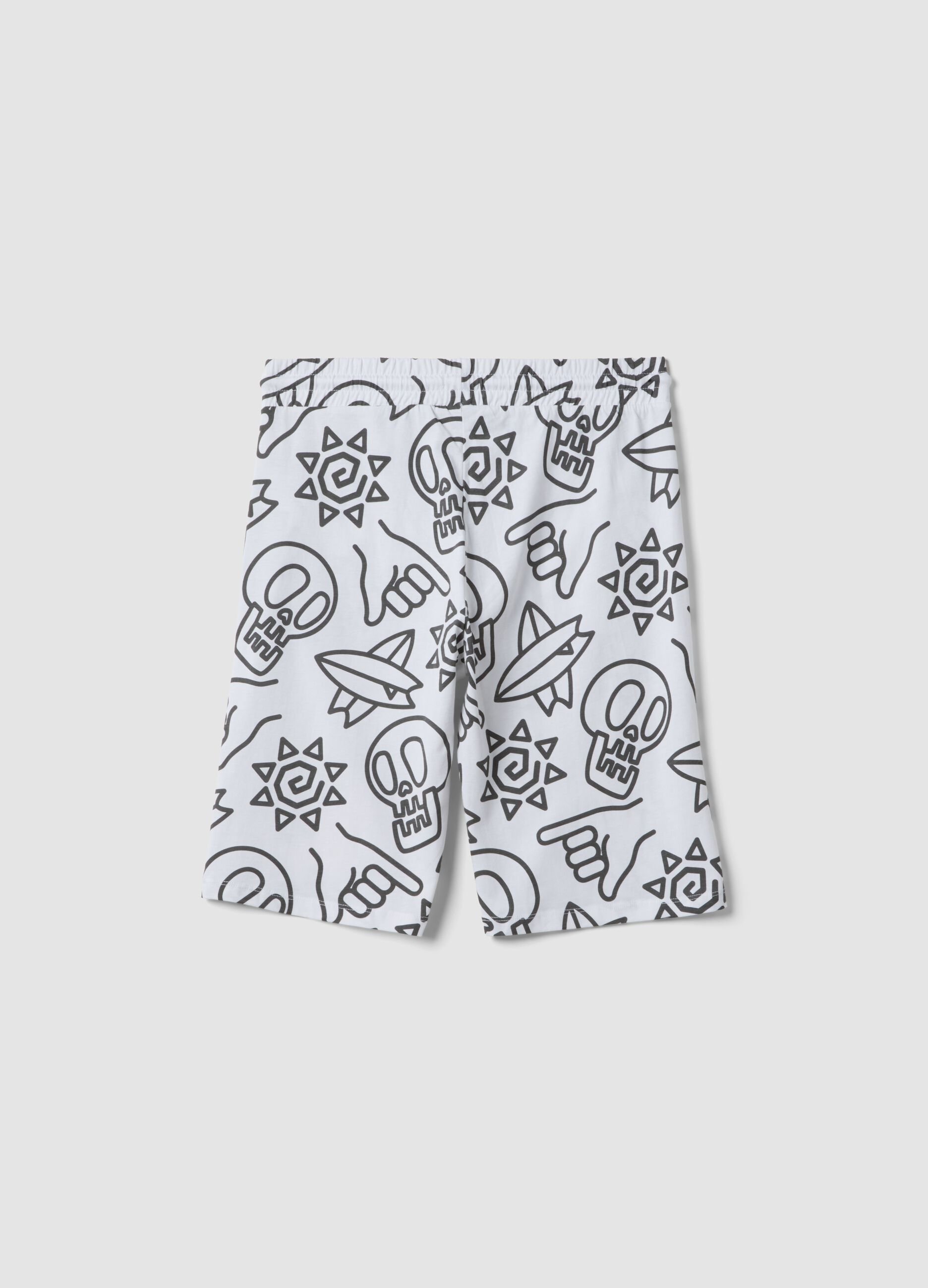 Cal&ccedil;&otilde;es brancos em algod&atilde;o puro com estampado all over para rapaz, corte regular