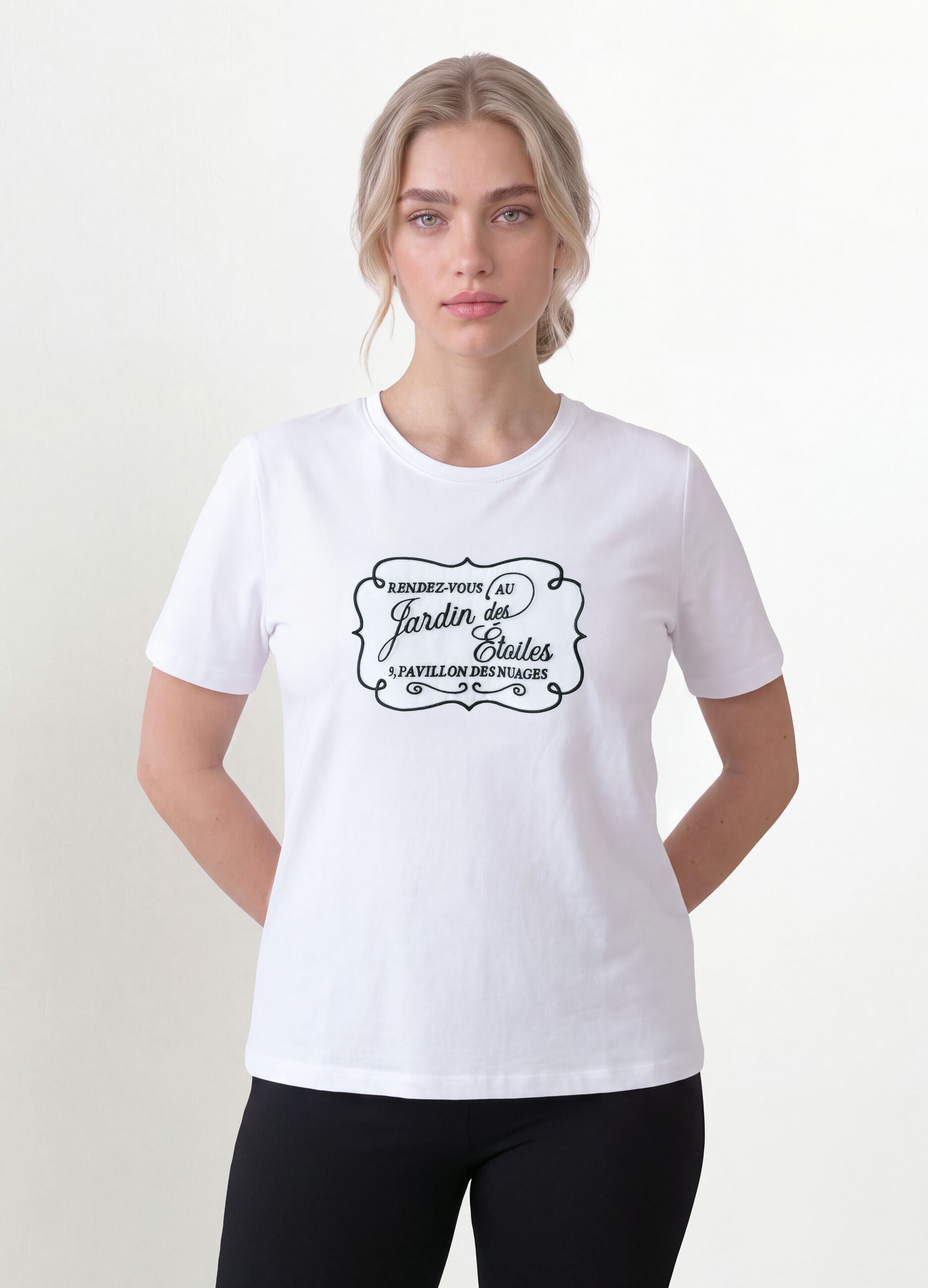 T-shirt branca em algod&atilde;o puro com gola redonda e estampado frontal, corte regular