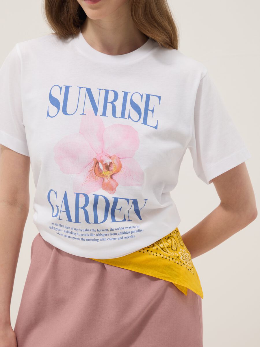Wei&szlig;es T-Shirt aus reiner Baumwolle mit Blumenprint, Regular Fit_3