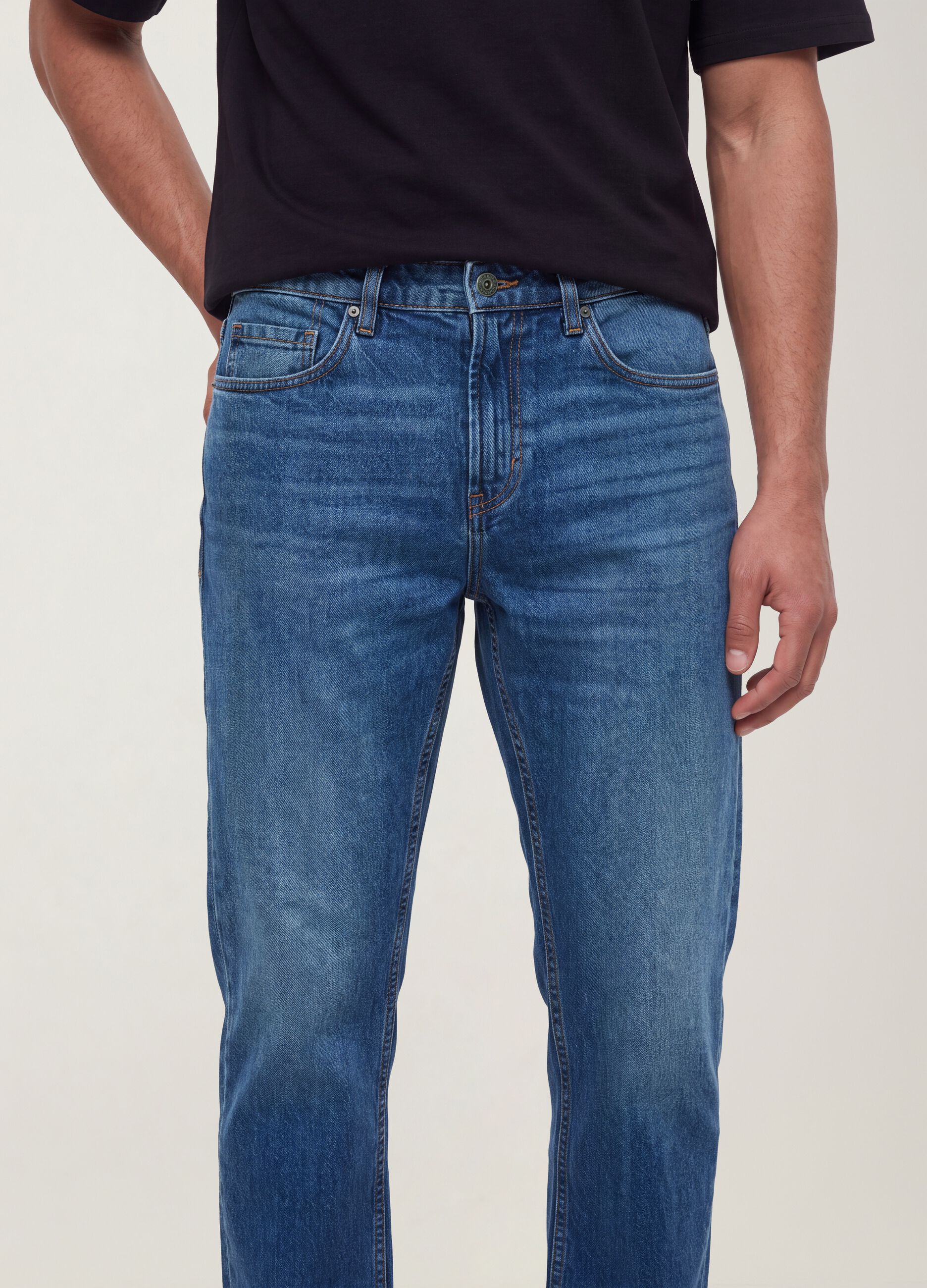 &Alpha;&nu;&delta;&rho;&iota;&kappa;ό &tau;&zeta;&iota;&nu; denim &alpha;&pi;ό 100% &beta;&alpha;&mu;&beta;ά&kappa;&iota;, regular fit