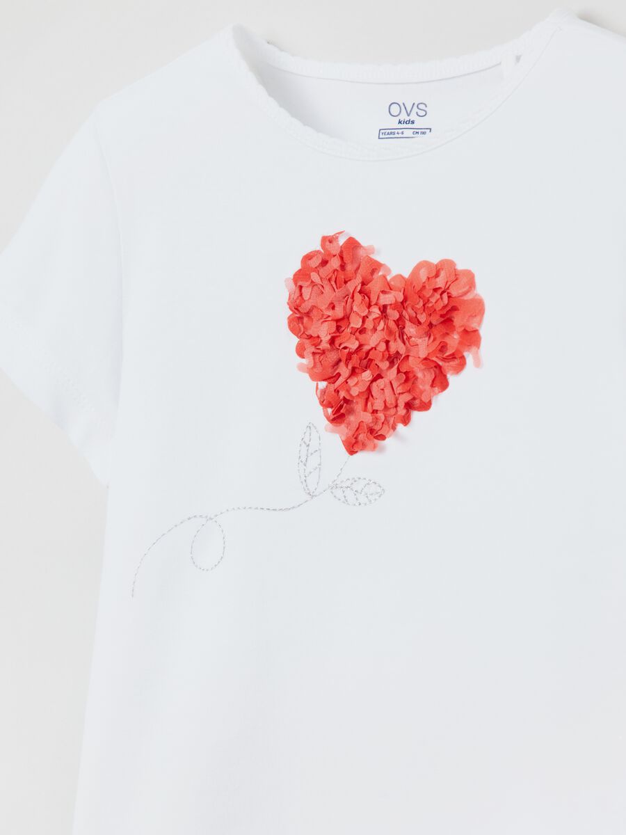 T-shirt con ricamo e applicazione cuore_2