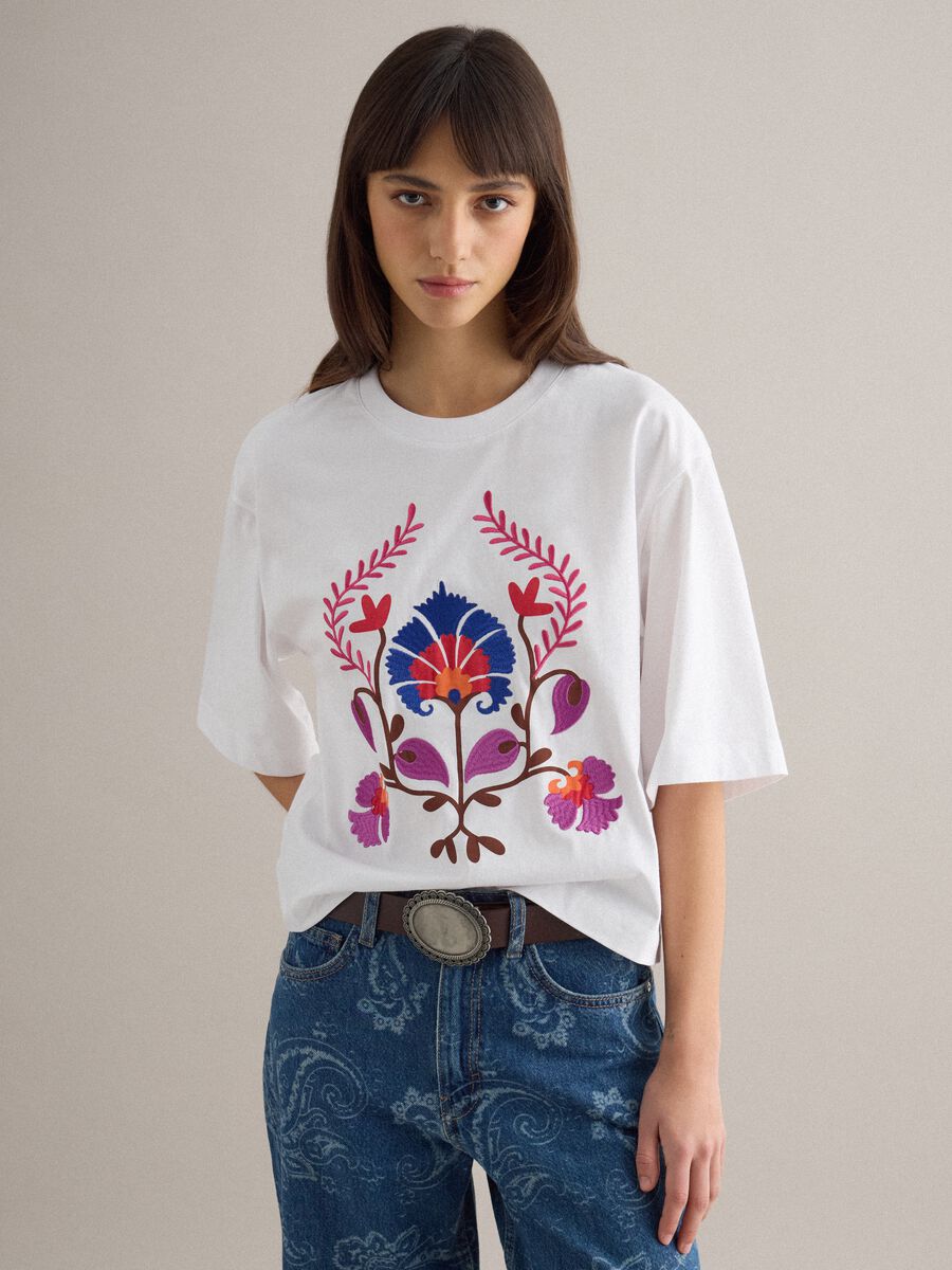 White pure cotton boxy fit T-shirt with floral embroidery_0