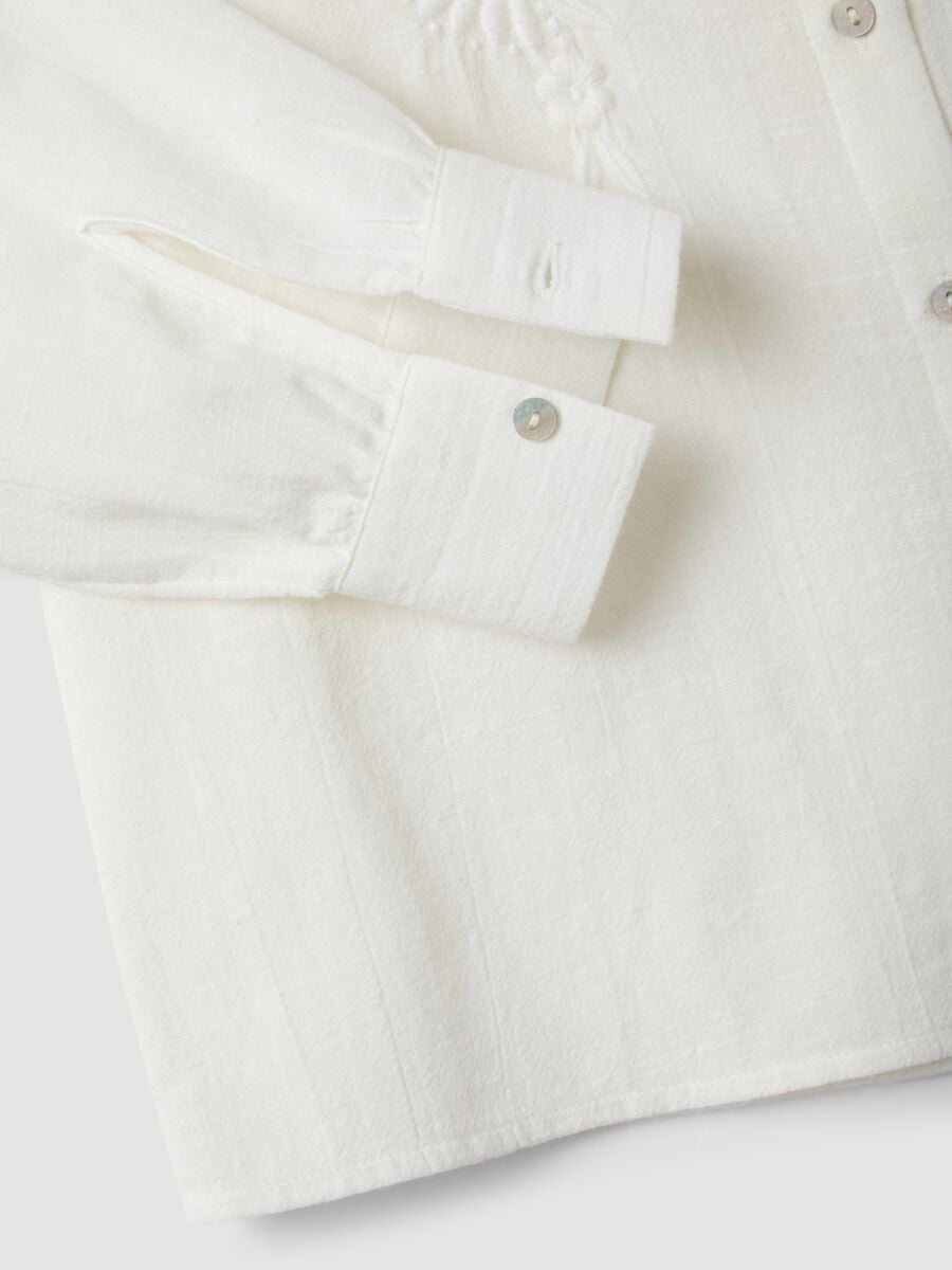 Weisse Bluse aus reiner Baumwolle mit Stickereien_1