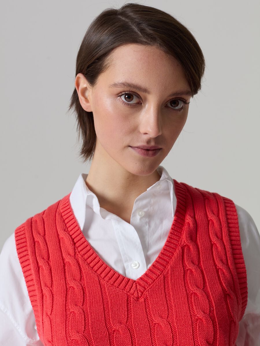 Ribbed closed gilet with cable-knit design_1