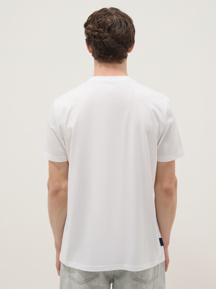 Wei&szlig;es T-Shirt aus reiner Baumwolle mit Print, Regular Fit_3