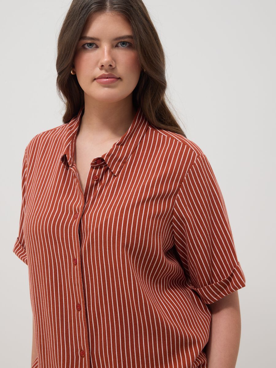 Regular-Fit-Hemd aus Viskose-Leinen-Mix mit mehrfarbigen Streifen_1