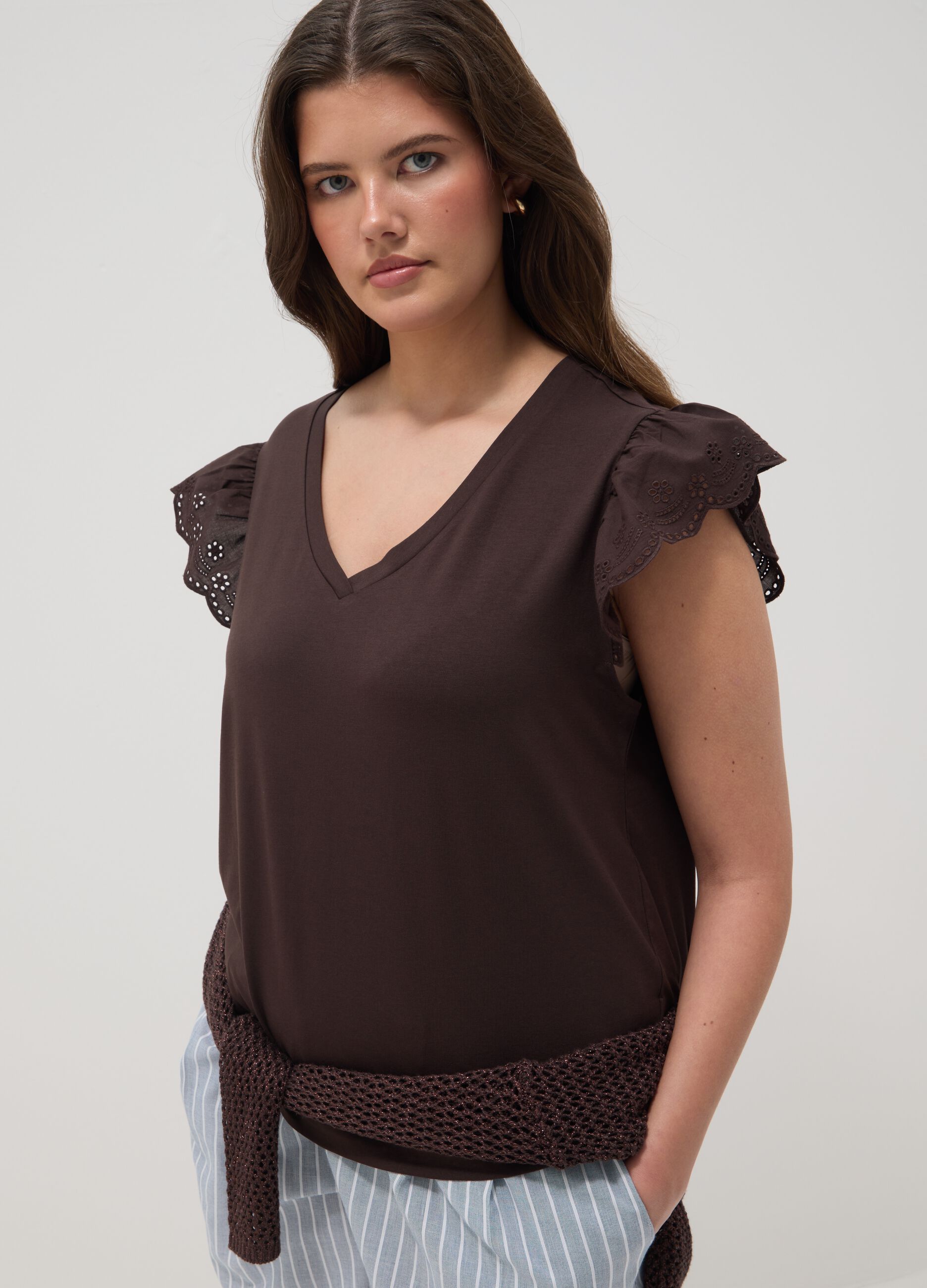 T-shirt marrone in cotone elasticizzato con maniche volant regular fit