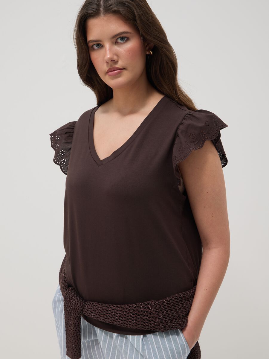 T-shirt marrone in cotone elasticizzato con maniche volant regular fit_0