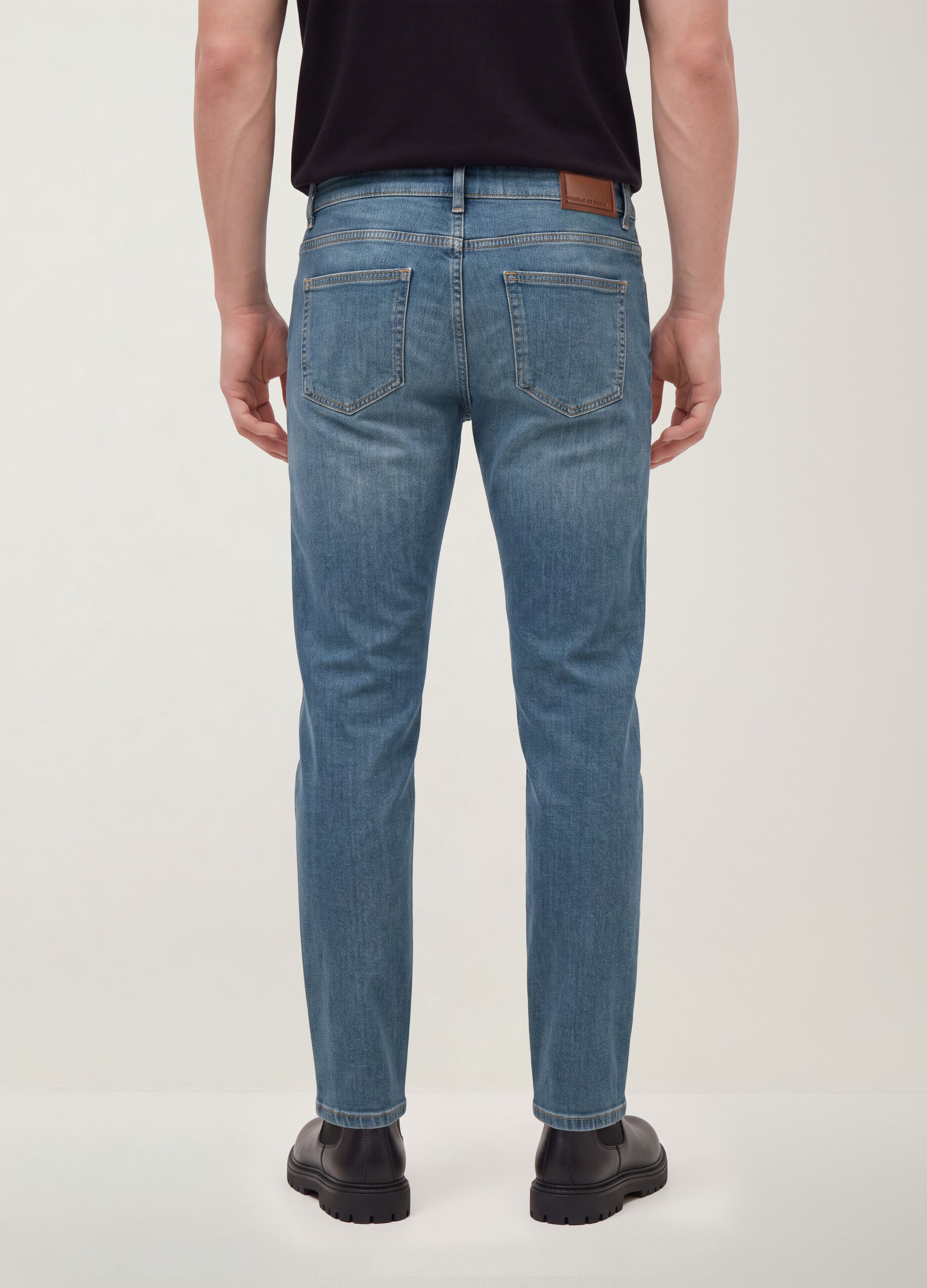 Men&rsquo;s medium-wash slim-fit stretch cotton jeans