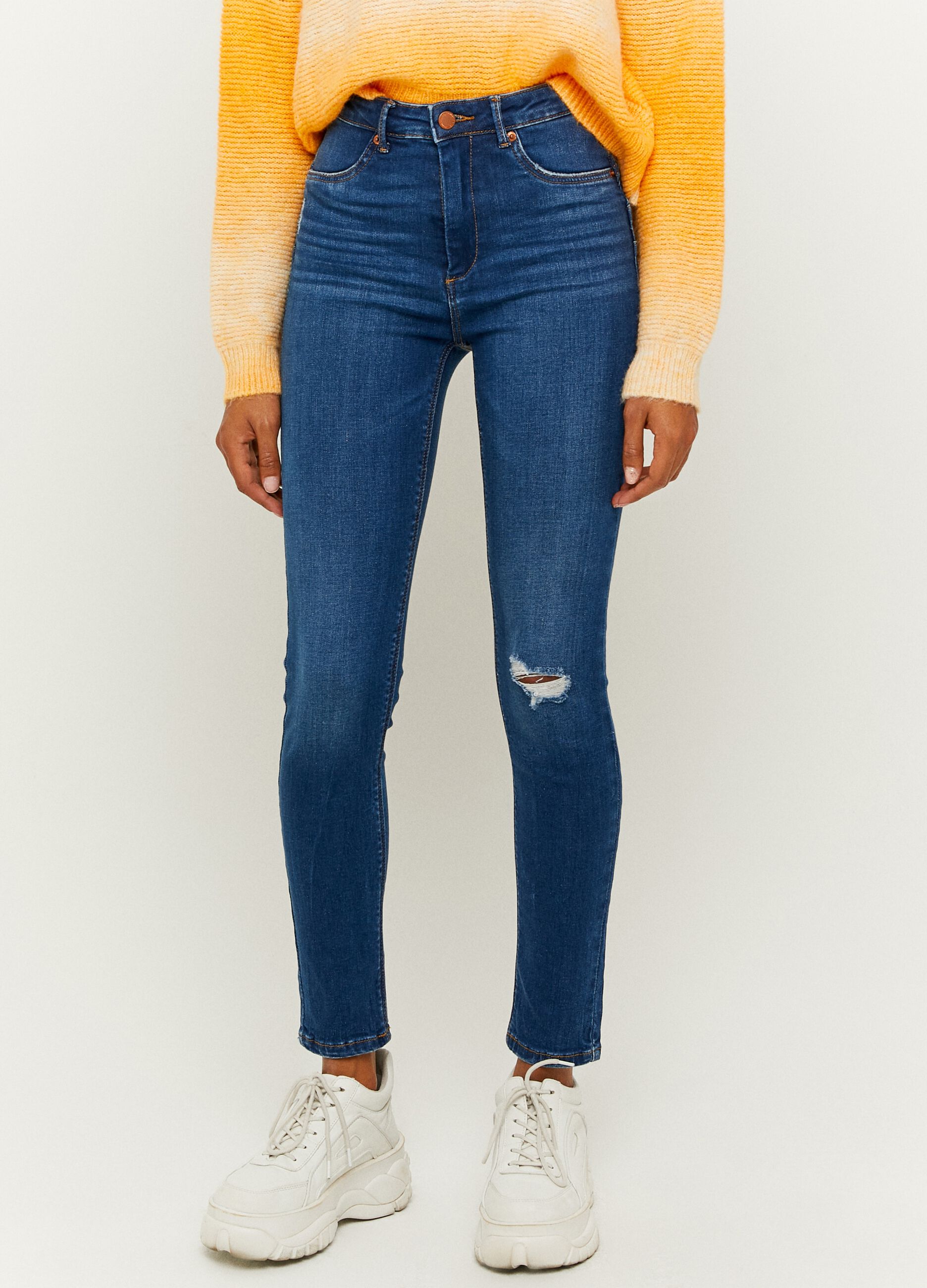 Push-up jeans with rip