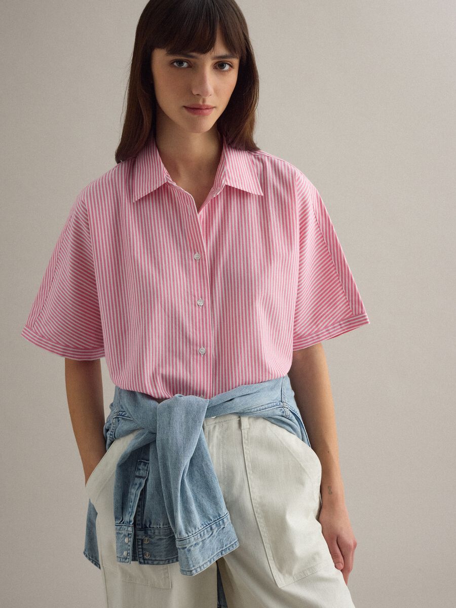 &Uuml;bergro&szlig;es Hemd aus reinem Baumwollstoff mit wei&szlig;en und rosa Streifen_0