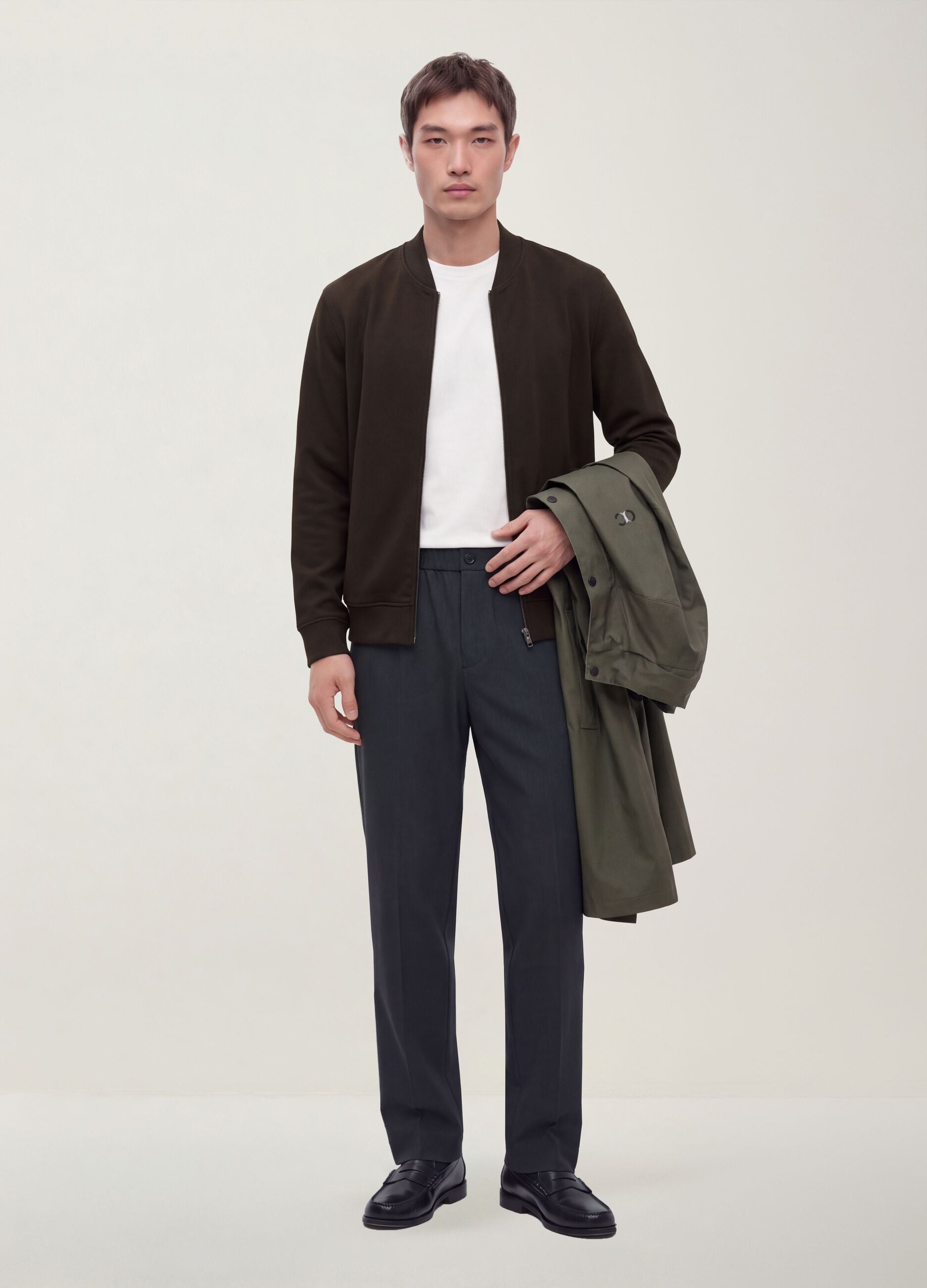 Cal&ccedil;as chino cinzentas slim fit em twill de viscose el&aacute;stica