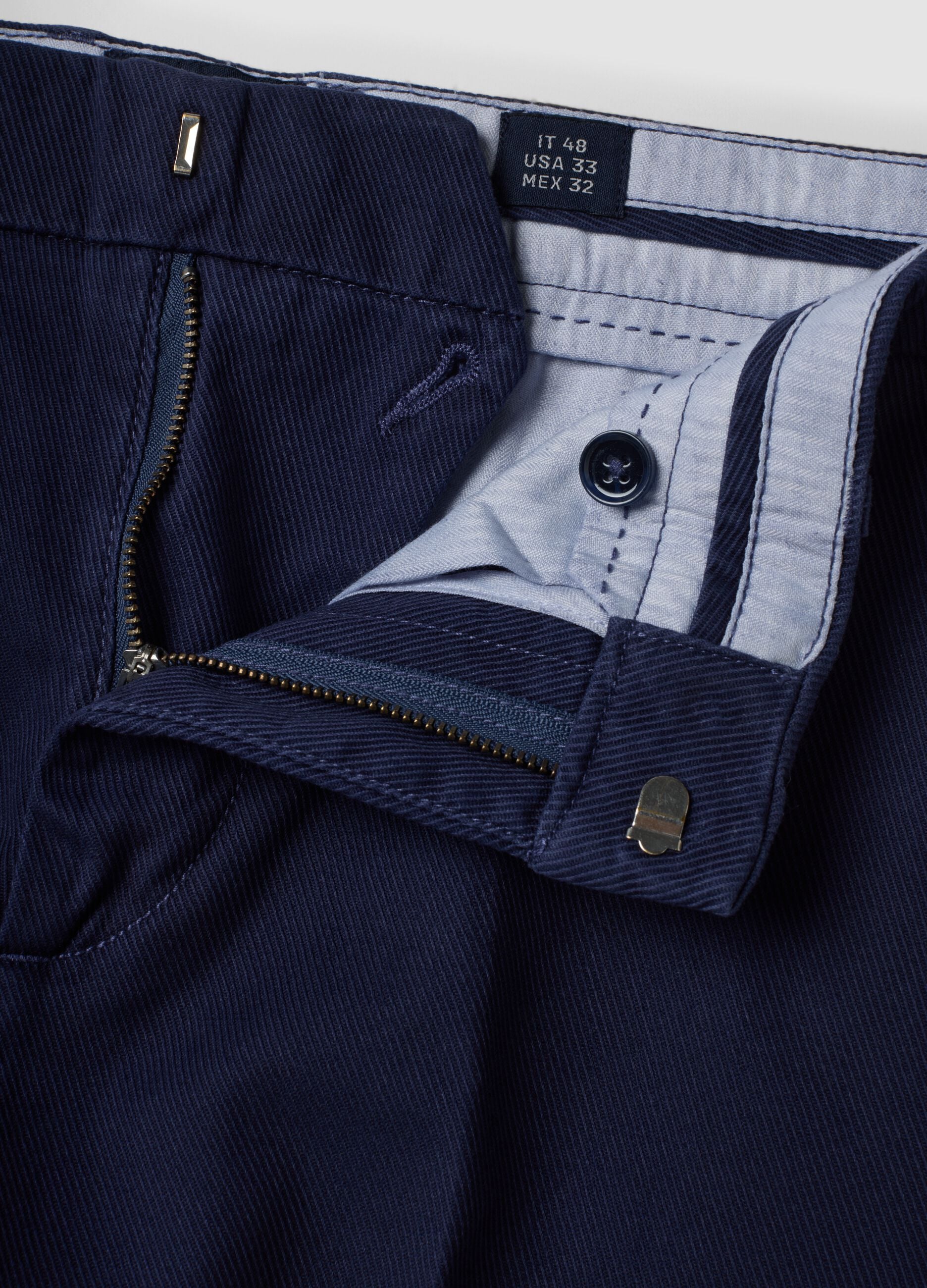 Blaue Chinohose aus elastischem Baumwolltwill, Regular Tapered Fit