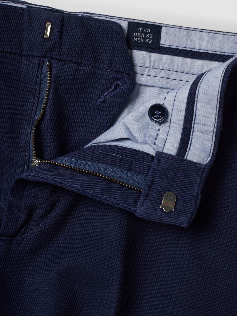Blaue Chinohose aus elastischem Baumwolltwill, Regular Tapered Fit_1