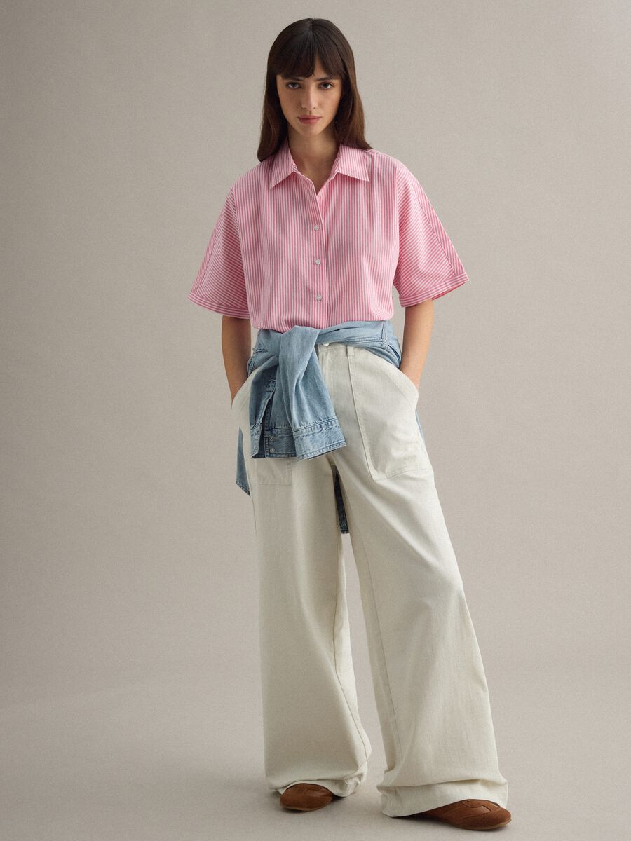 &Uuml;bergro&szlig;es Hemd aus reinem Baumwollstoff mit wei&szlig;en und rosa Streifen_2