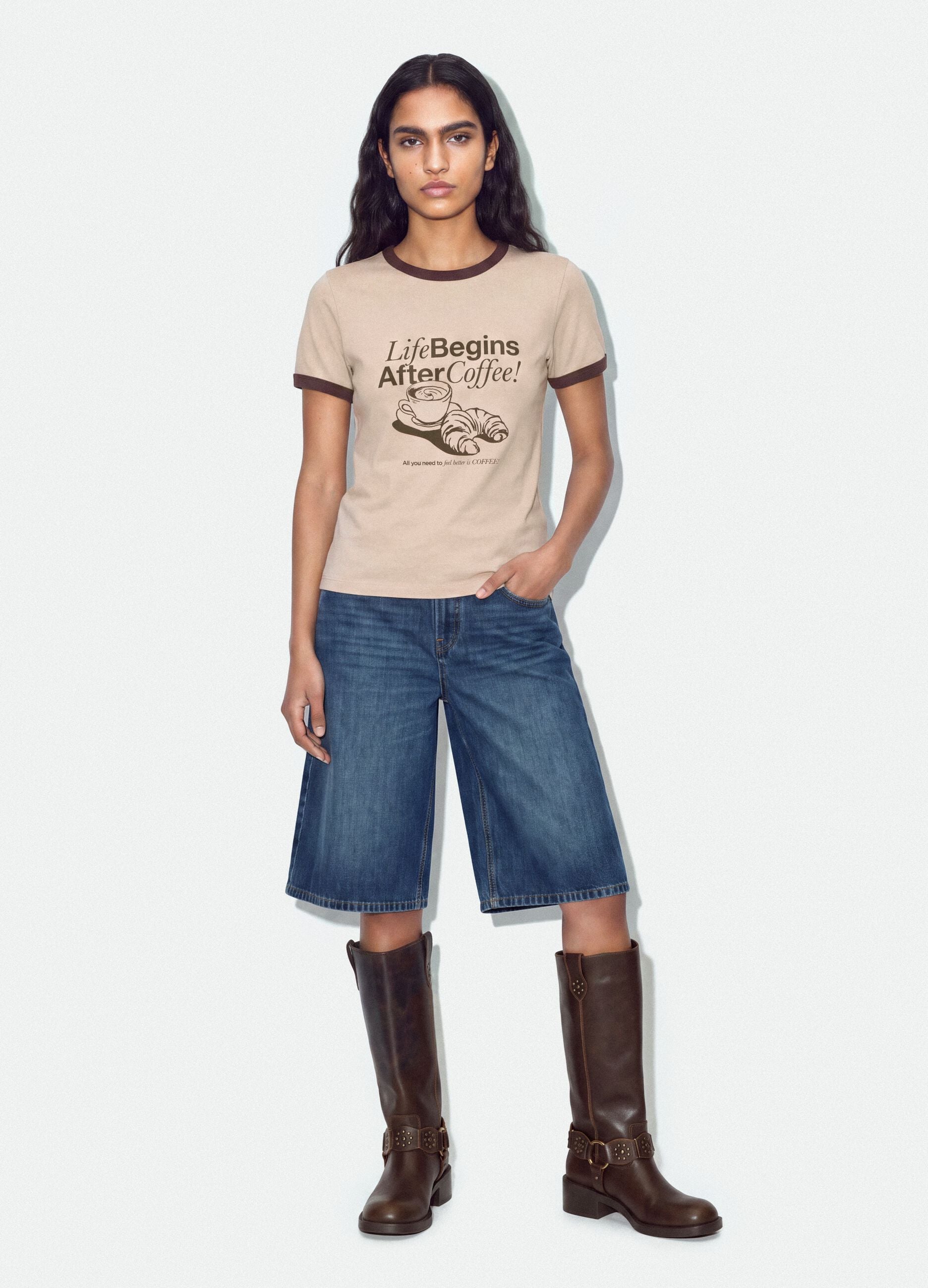 T-shirt rosa em algod&atilde;o com estampado gr&aacute;fico frontal e acabamentos contrastantes