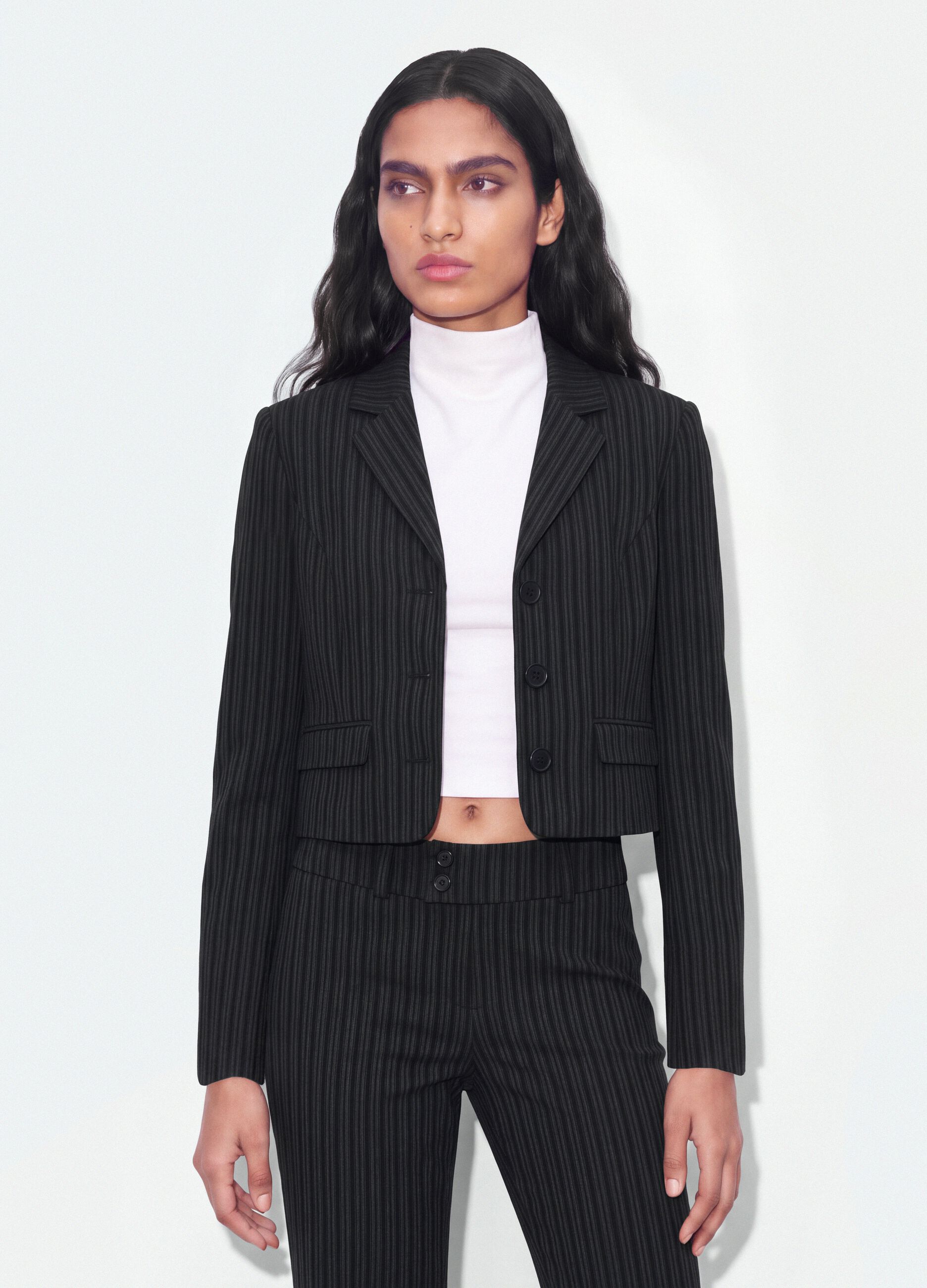 Blazer preto cropped em viscose el&aacute;stica com lapelas cl&aacute;ssicas, slim fit