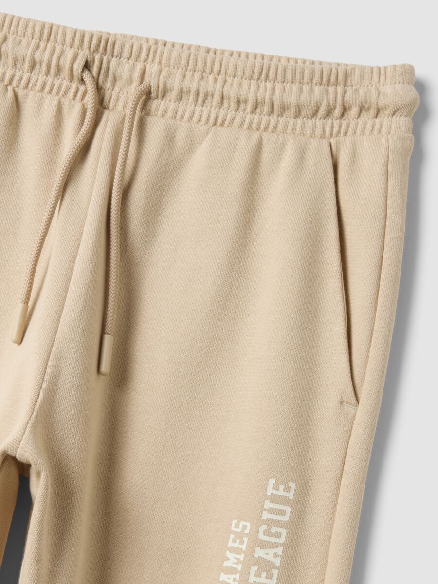 Beige pure cotton joggers with print for boys_5