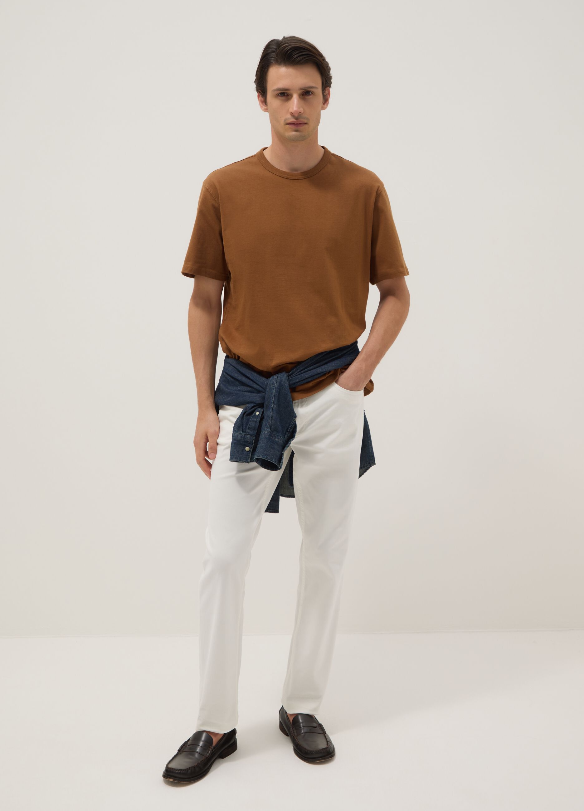 Braunes T-Shirt aus reinem Baumwolle mit Rundhalsausschnitt und entspanntem Schnitt