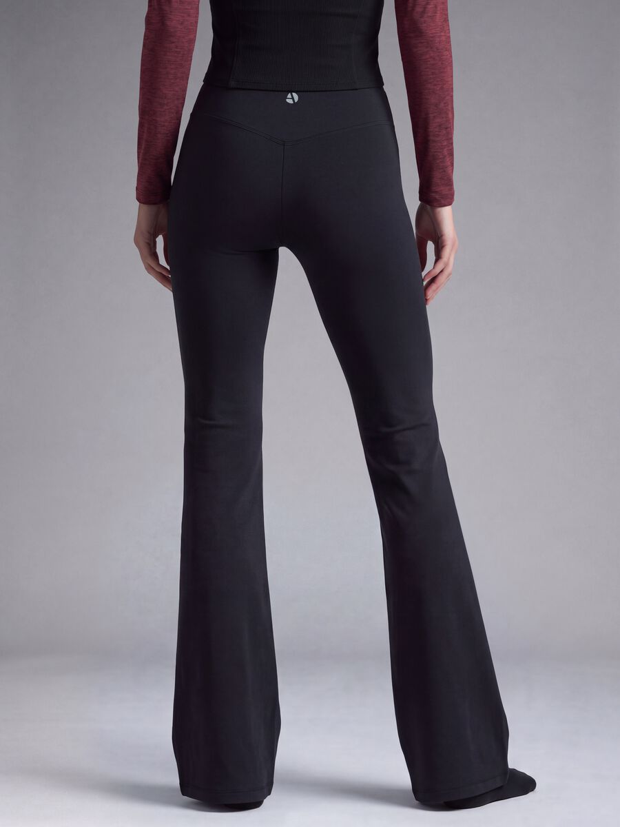 Leggings neri flare in tessuto elasticizzato traspirante ALTAVIA STUDIO_3