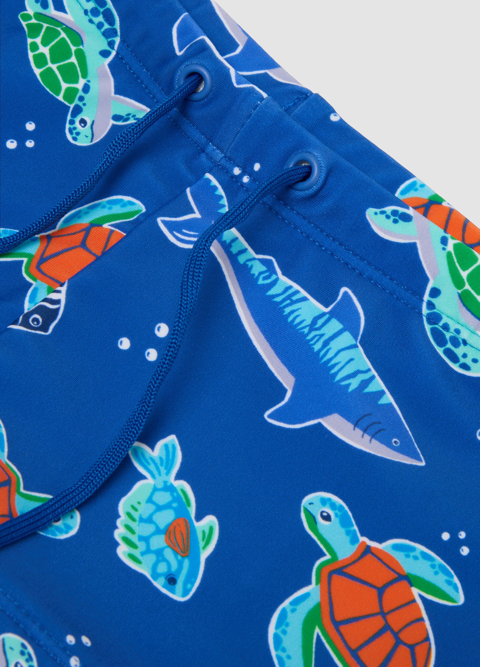 Blaue elastische Badeshorts