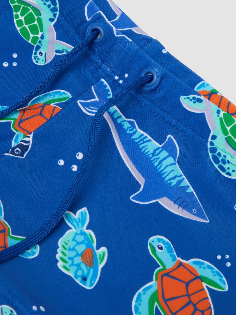 Blaue elastische Badeshorts_2