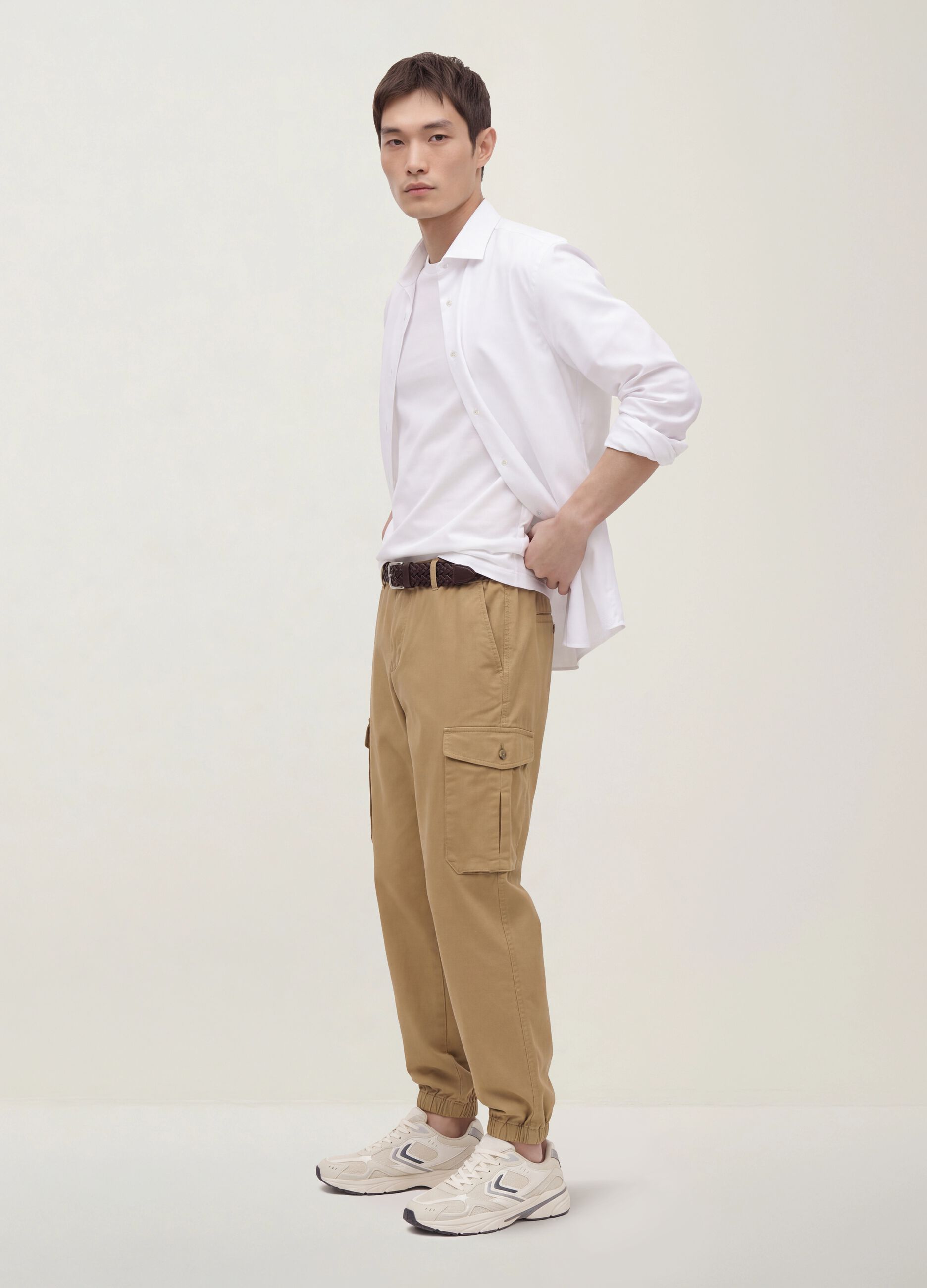 Pantaloni cargo marroni in cotone elasticizzato regular fit