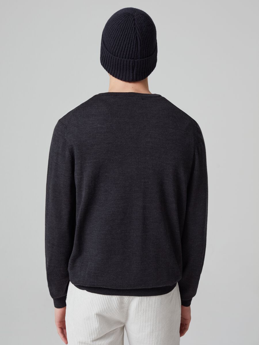 Merino wool pullover with V neck_2