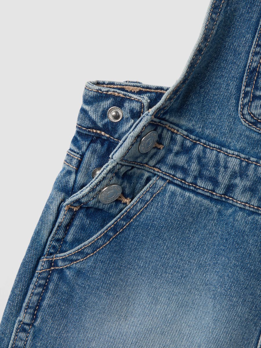 Blaue Denim-Latzhose aus reiner Baumwolle f&uuml;r M&auml;dchen mit bunten Tr&auml;gern_3