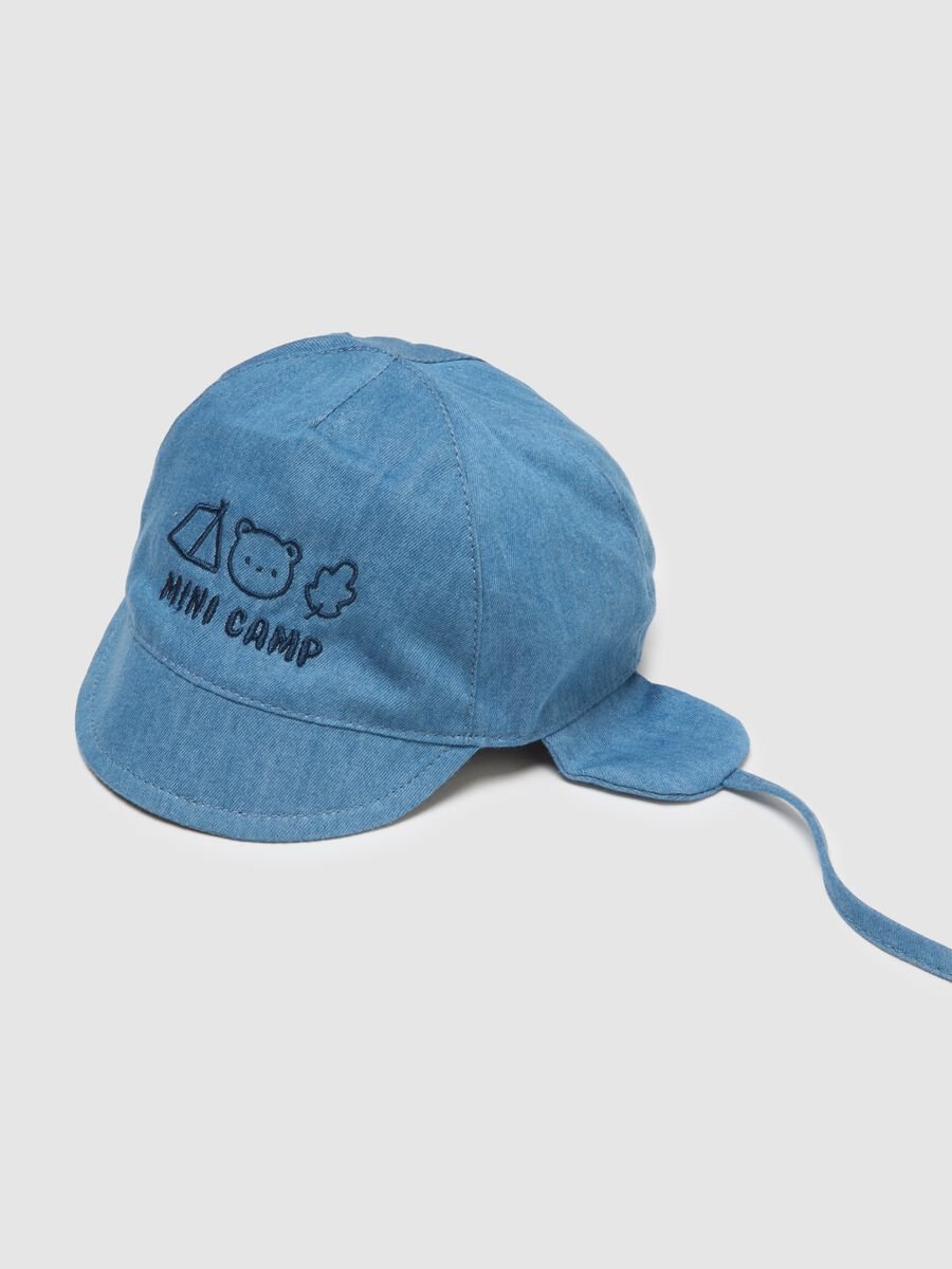 Cappello in puro cotone azzurro da neonato con scritta e laccetti_1