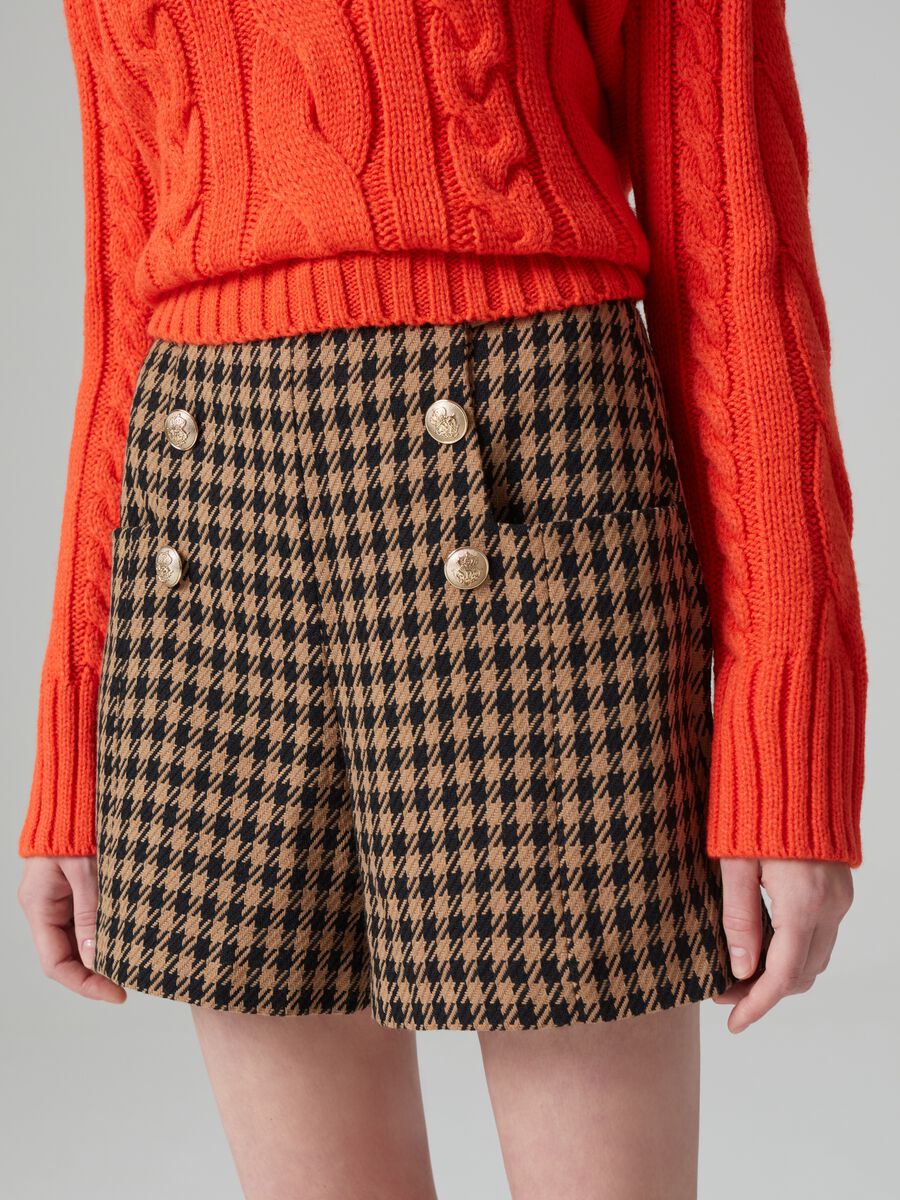 Houndstooth shorts with golden buttons_2