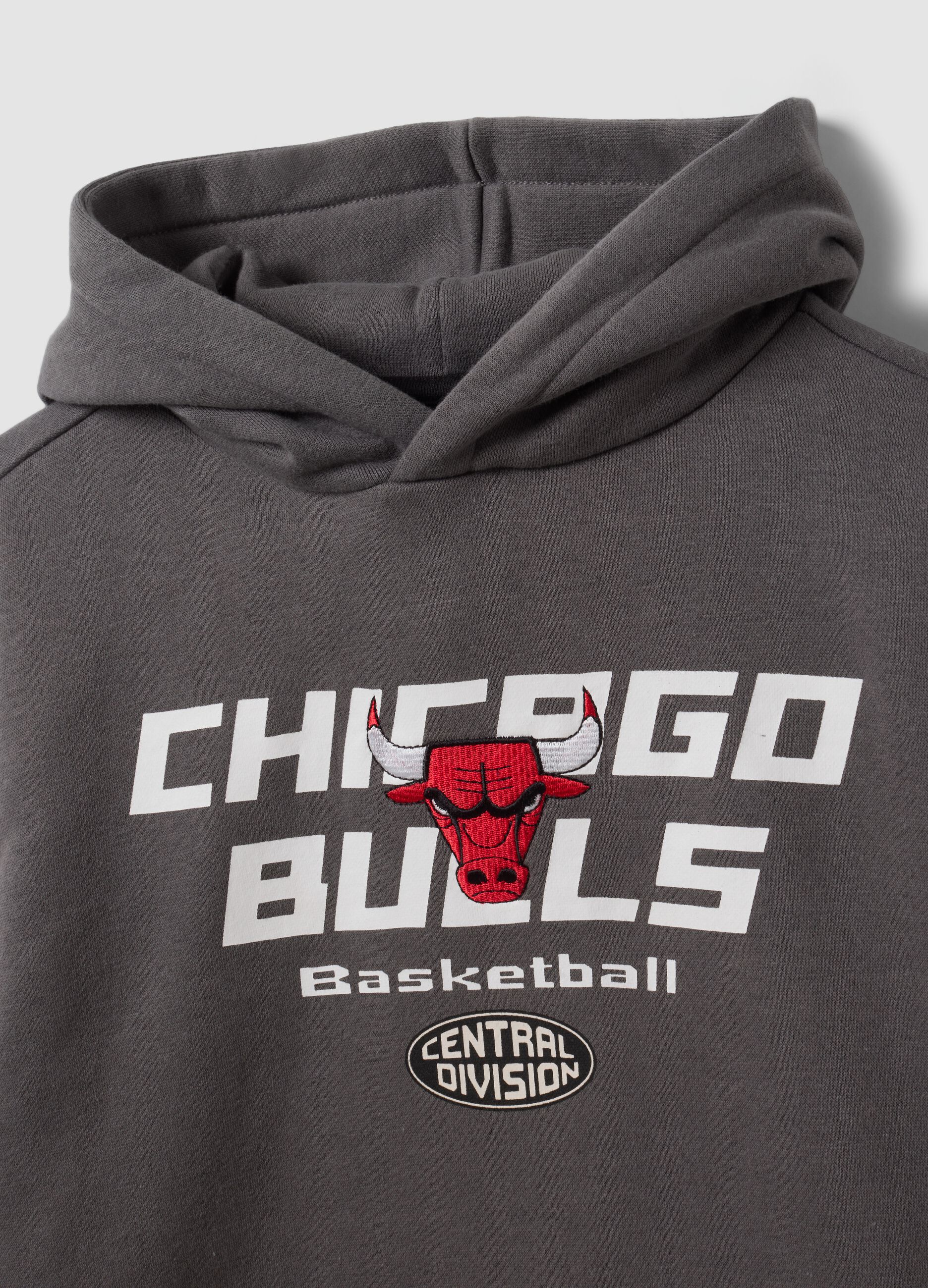 Sweatshirt com capuz cinzenta em mistura de algod&atilde;o com estampado Chicago Bulls para rapaz