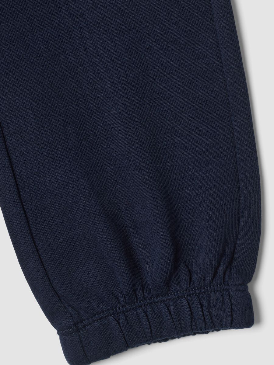 Pantaloni jogger blu in puro cotone con stampa_3
