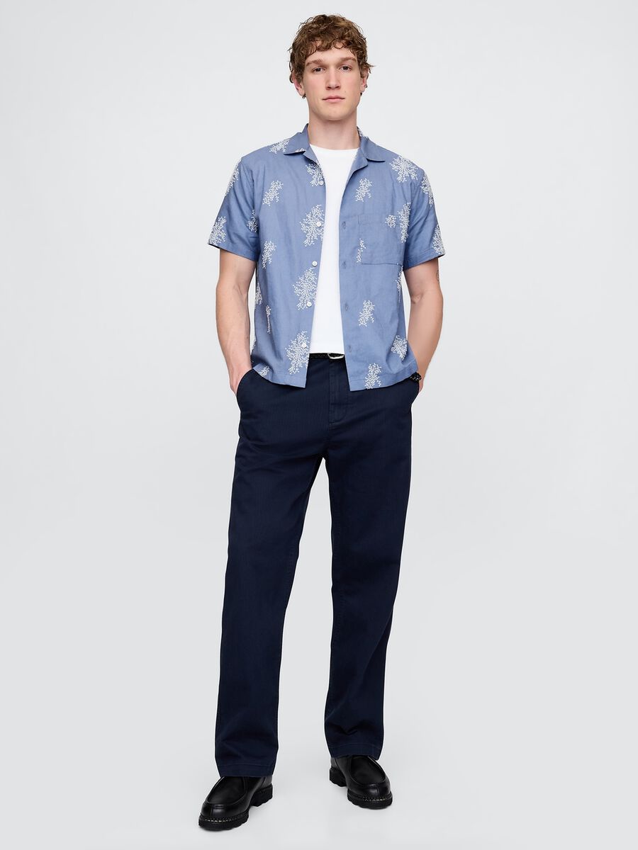 Hellblaues kurz&auml;rmeliges Hemd mit Blumenmuster_1