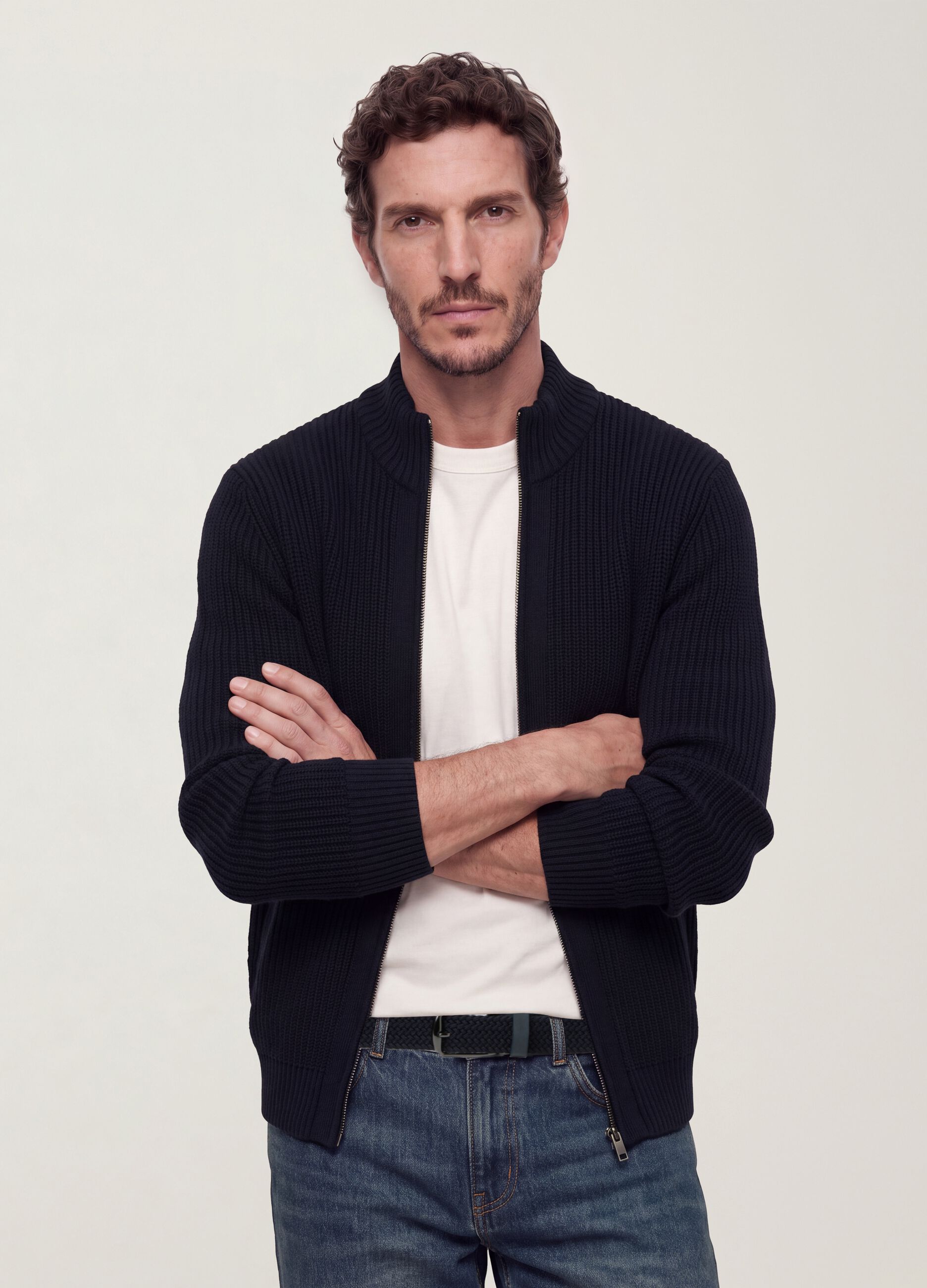 Cardigan azul-marinho em malha canelada com gola e fecho de correr, corte regular