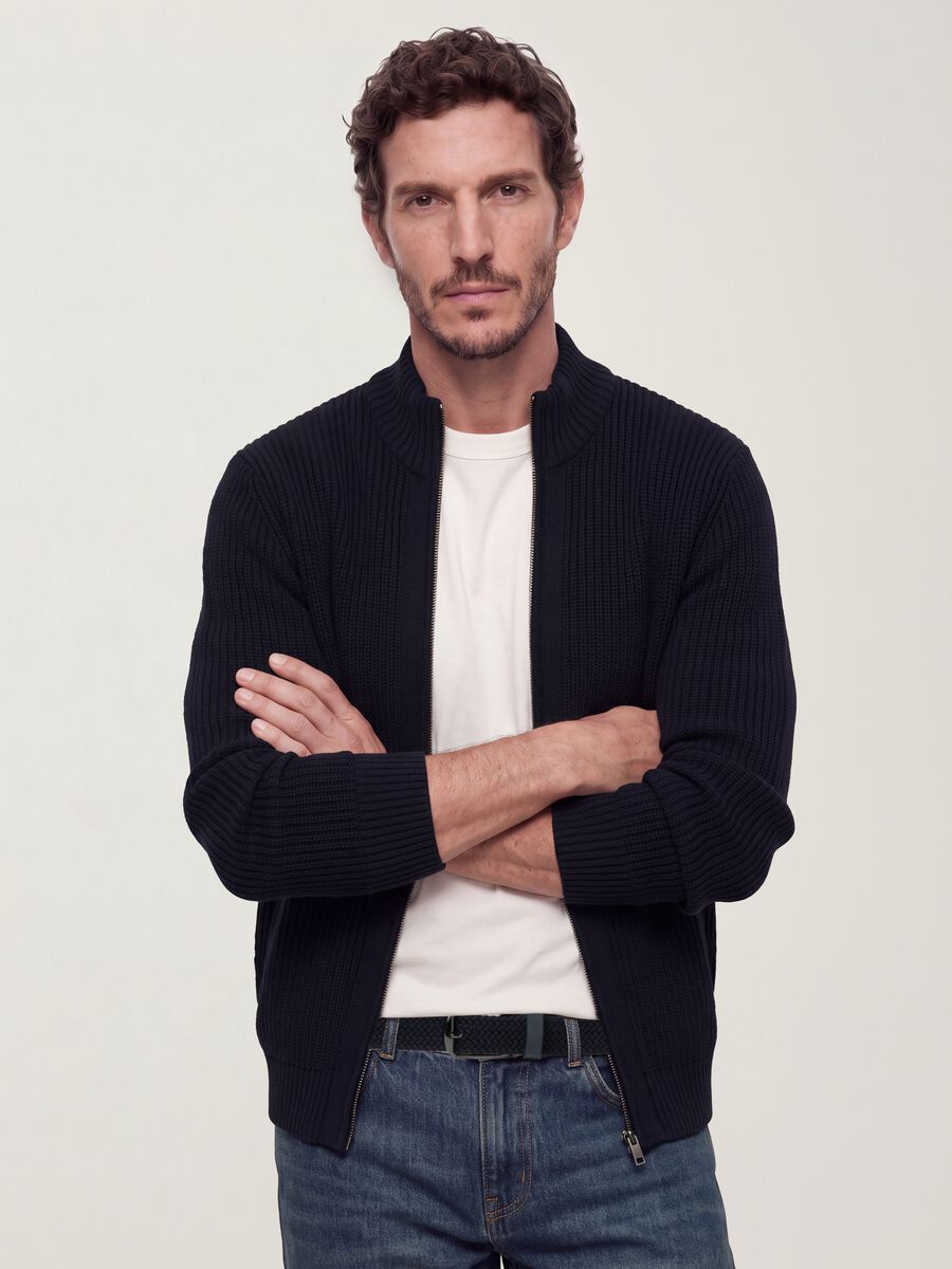 Cardigan azul-marinho em malha canelada com gola e fecho de correr, corte regular_0