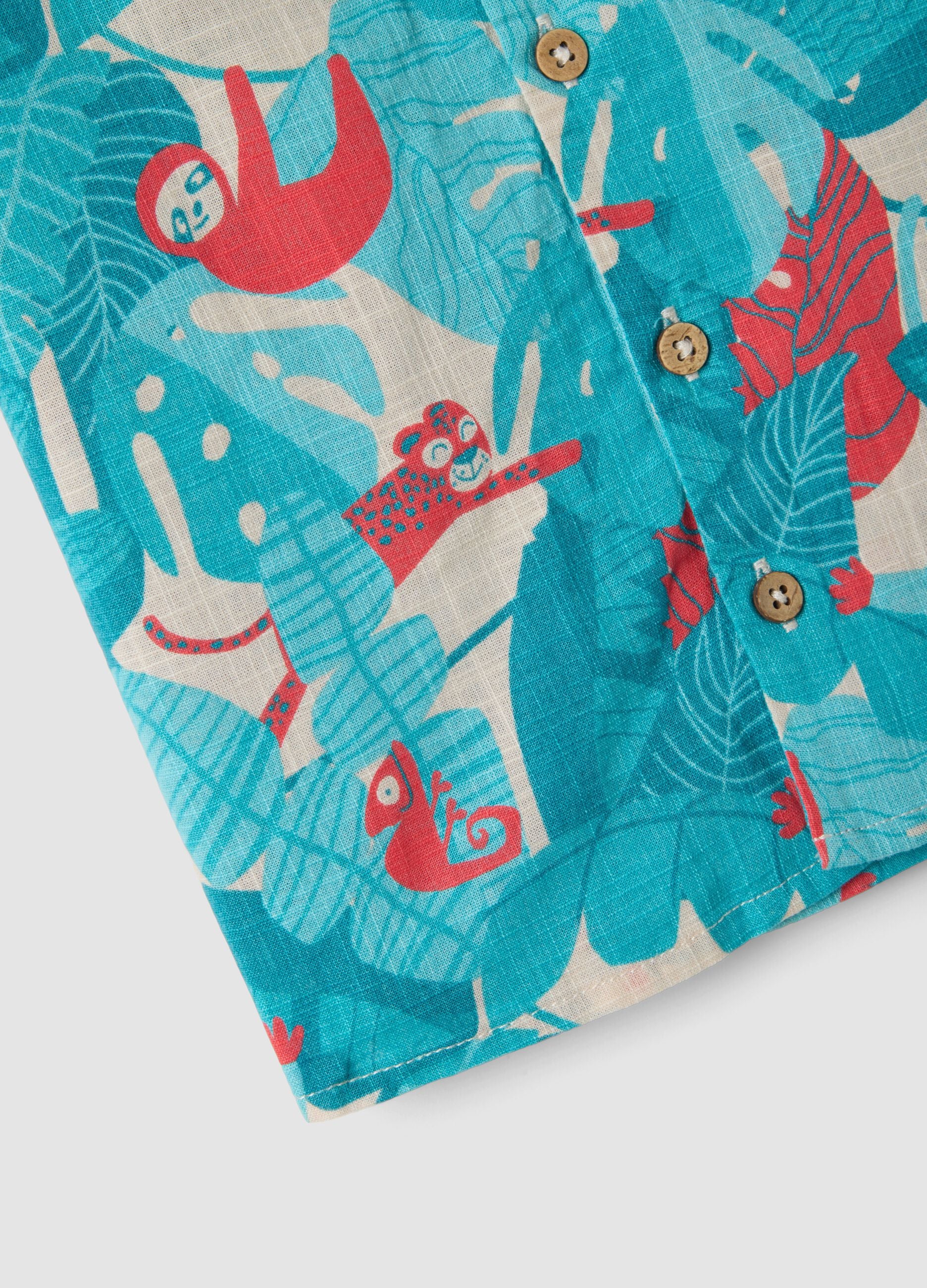Camisa azul em algod&atilde;o puro com estampado tropical
