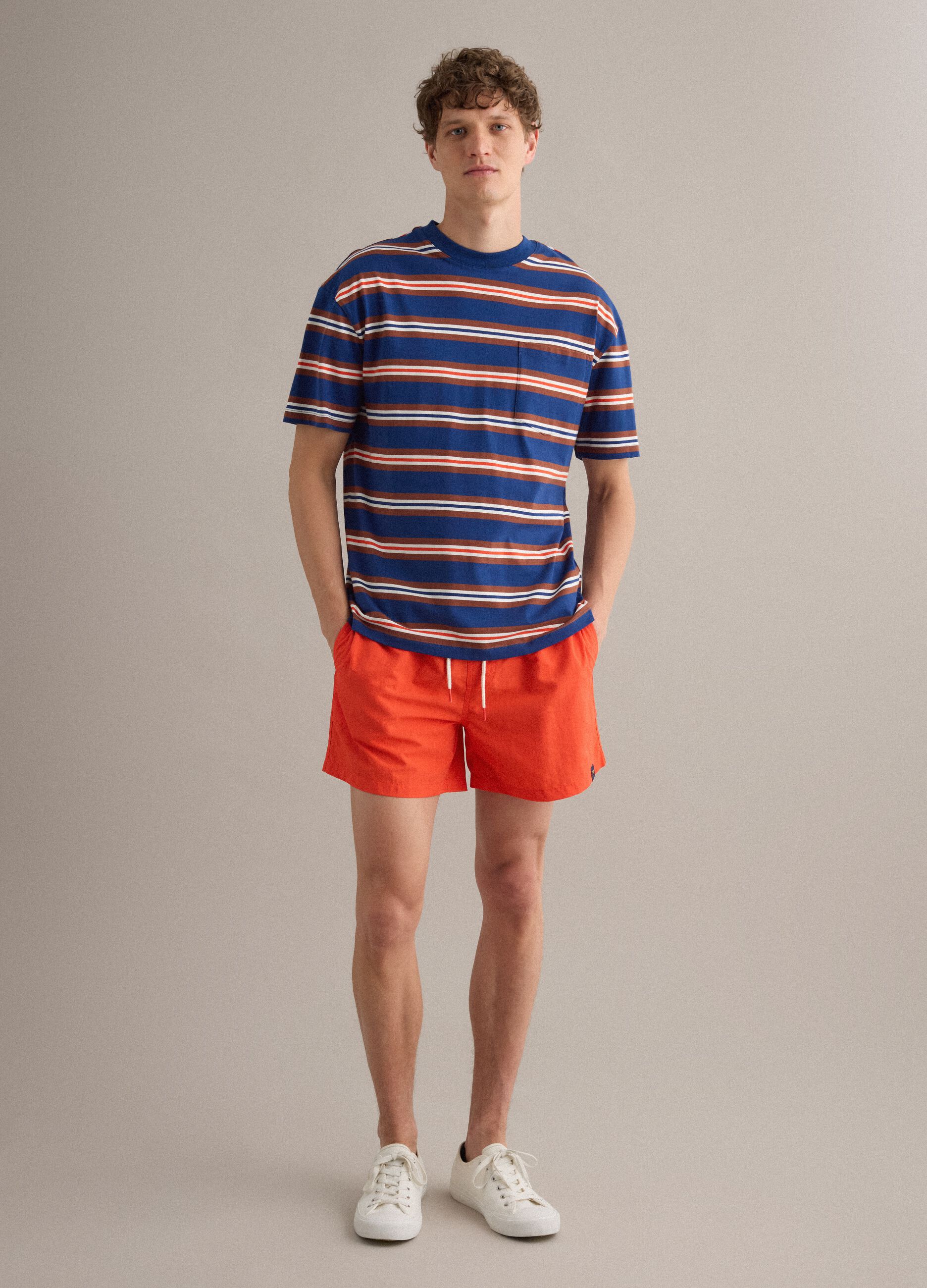 Orangefarbene Badeshorts mit elastischem Bund und Kordelzug